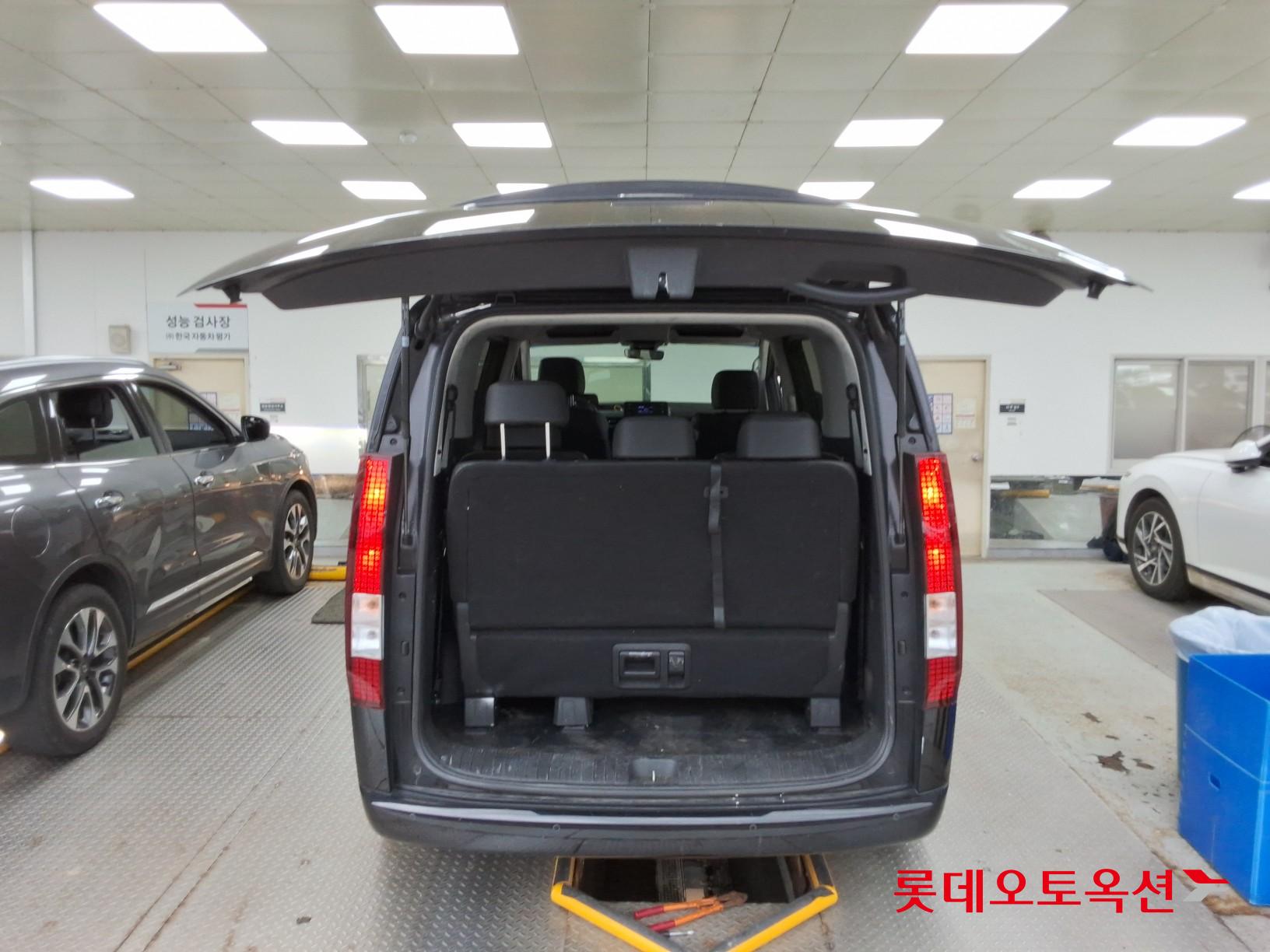 2023 - hyundai staria