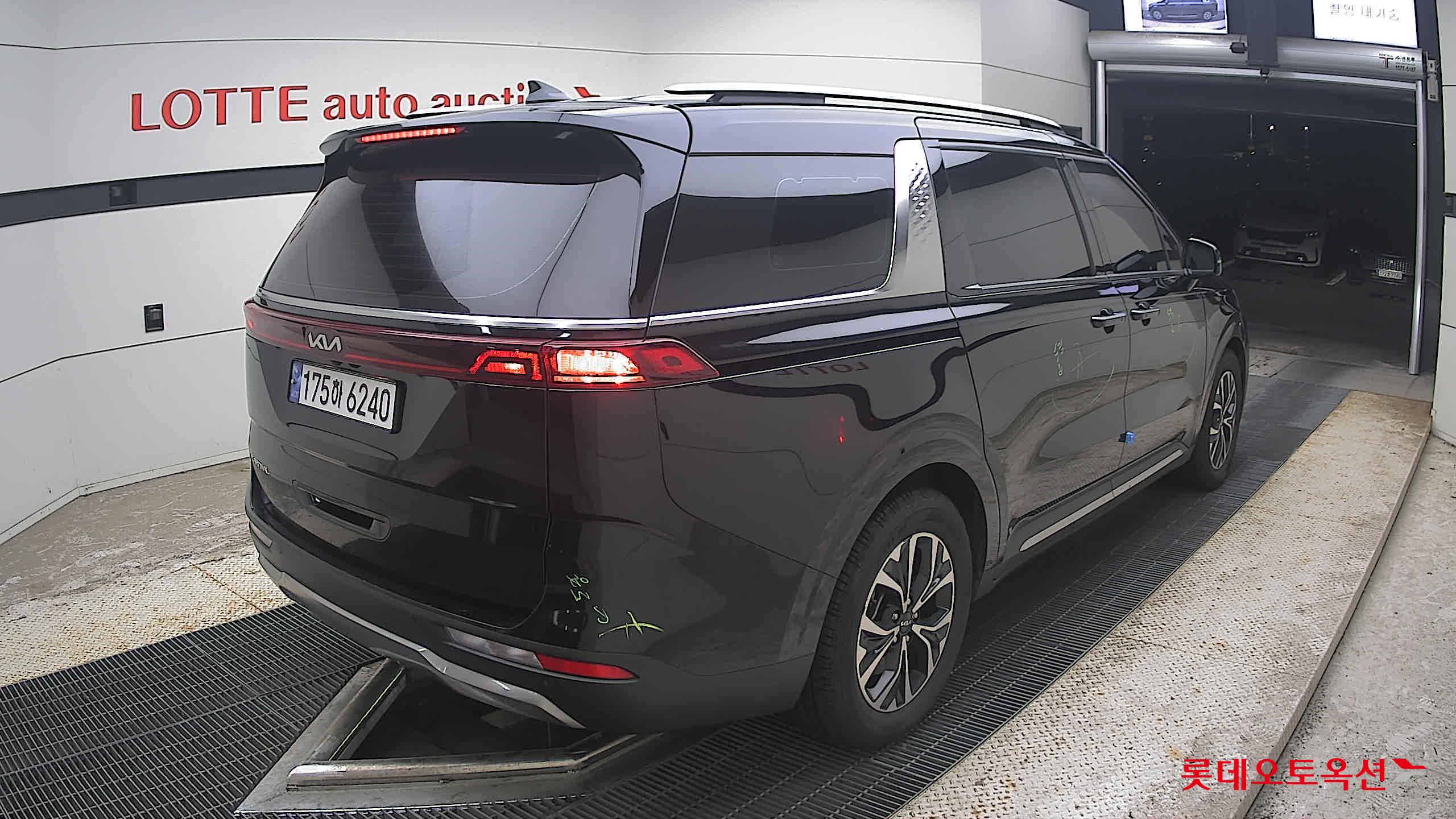 2023 - kia carnival