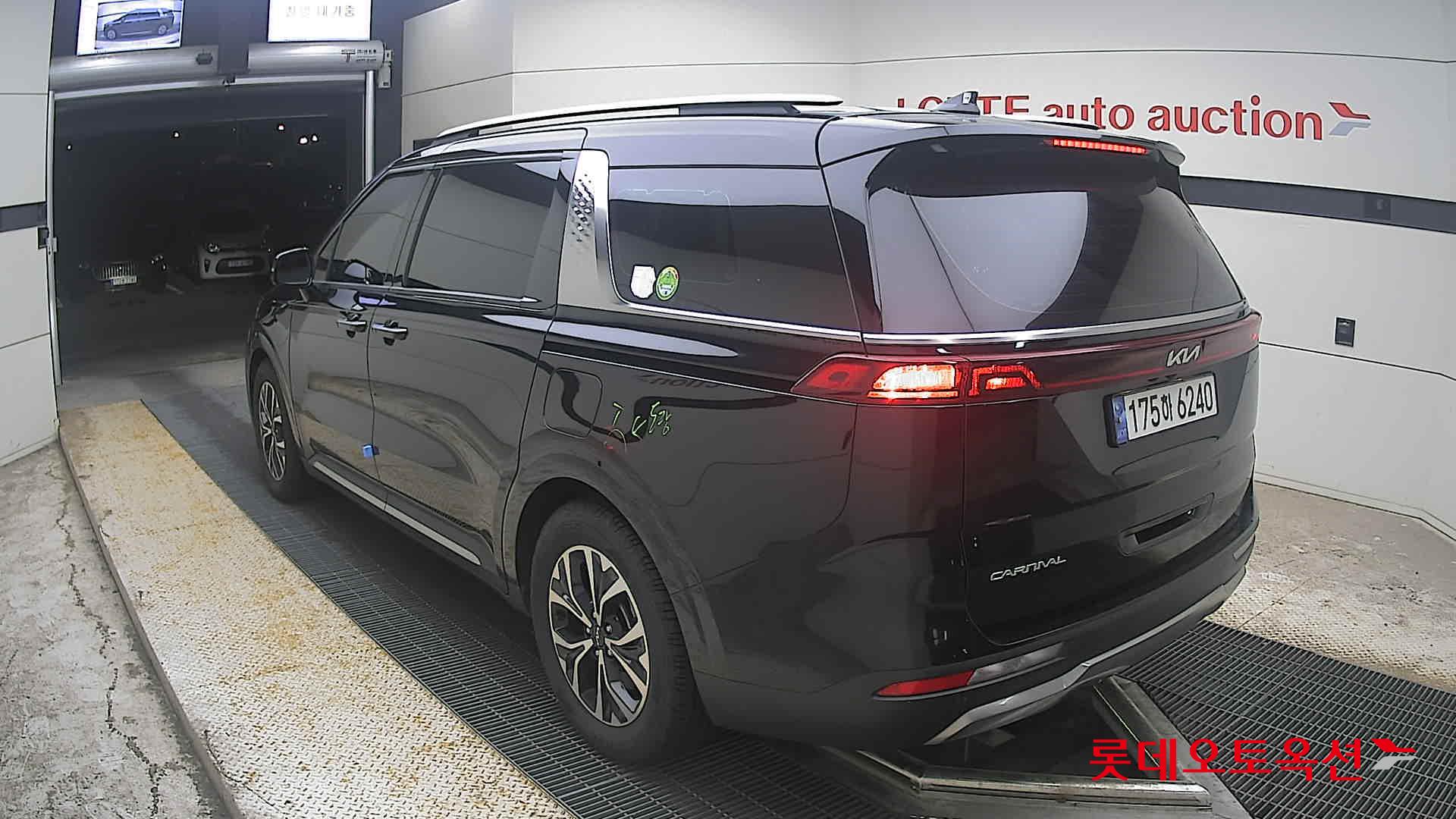 2023 - kia carnival