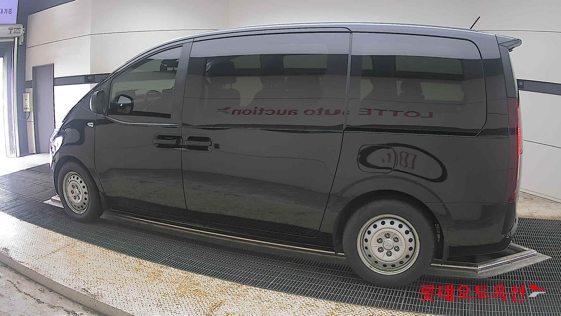 2023 - hyundai staria