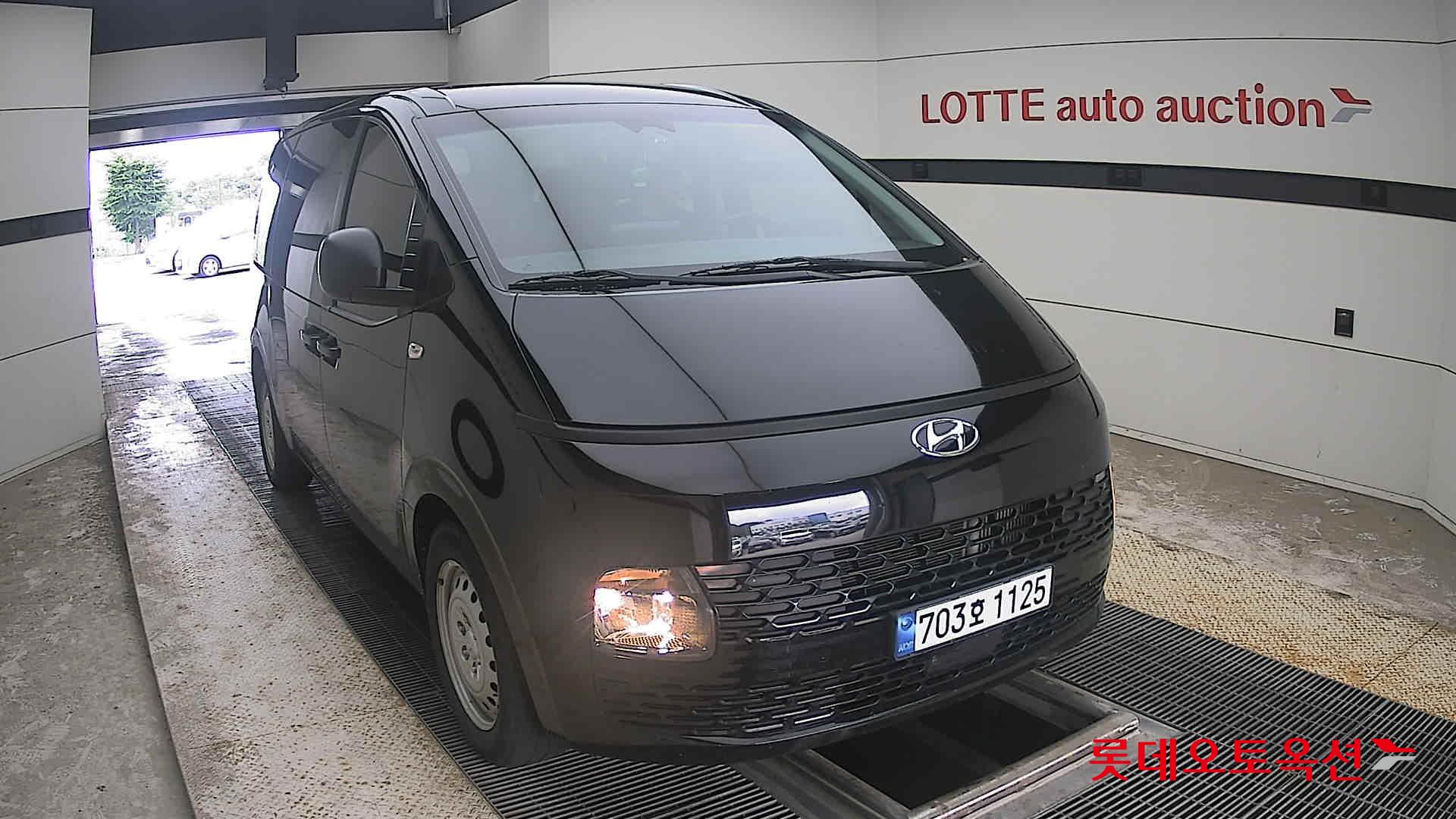 2023 - hyundai staria
