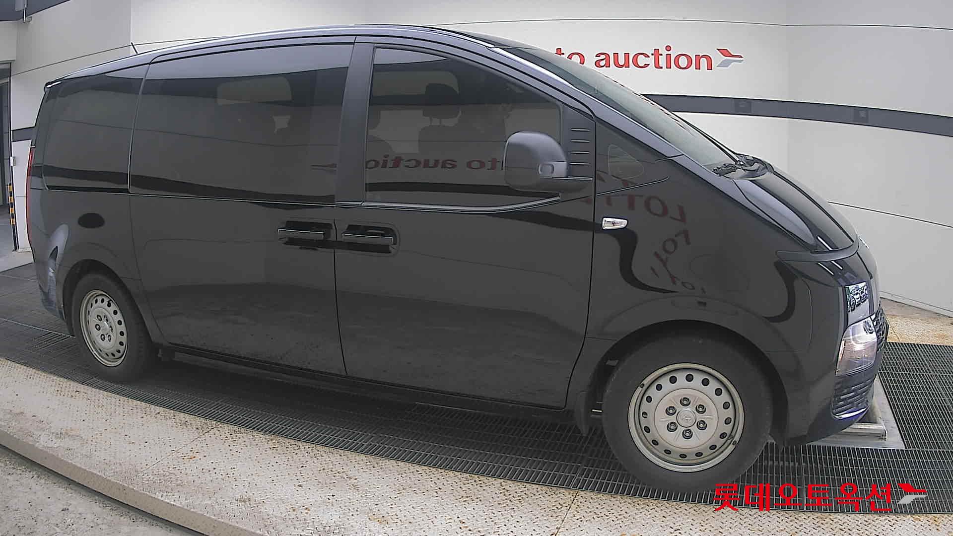 2023 - hyundai staria