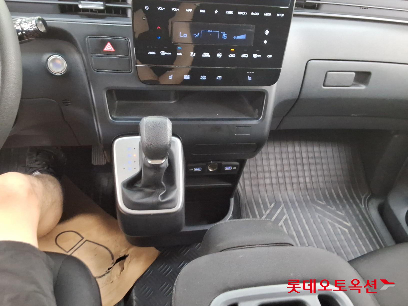 2023 - hyundai staria