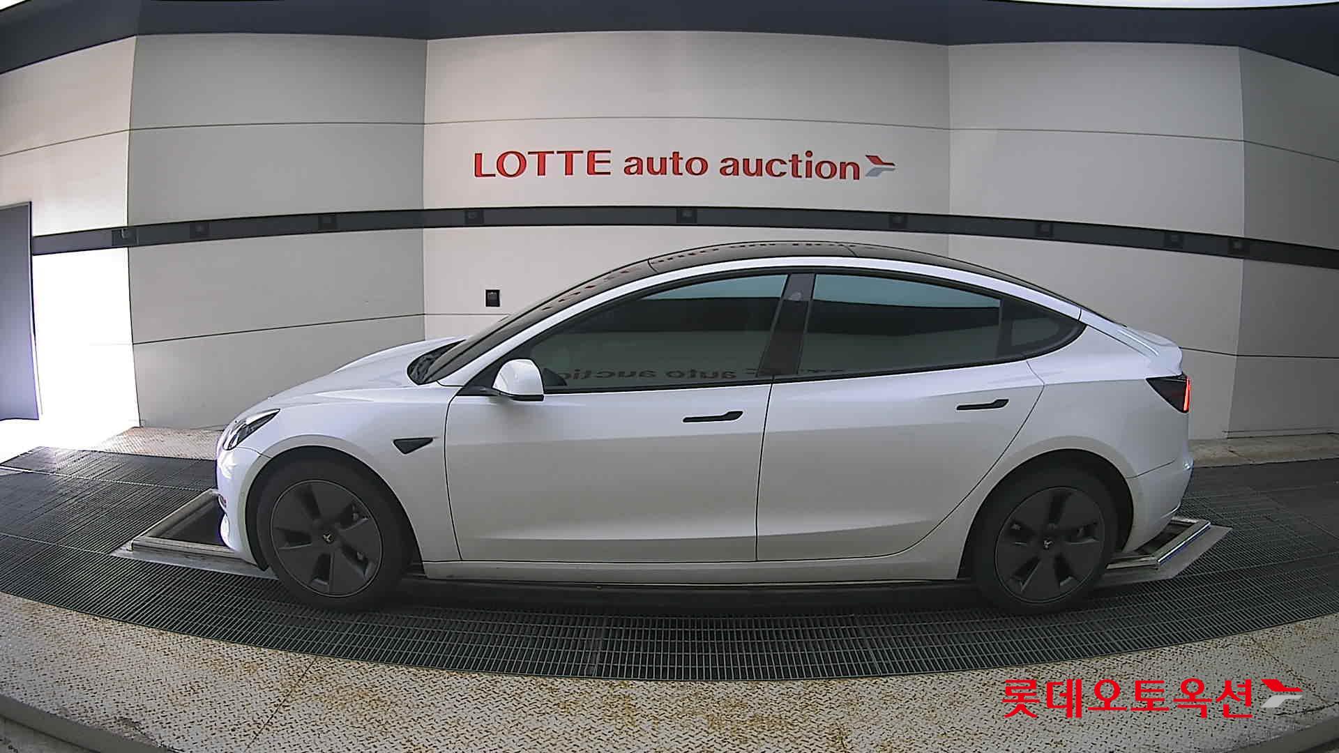 2022 - tesla model 3