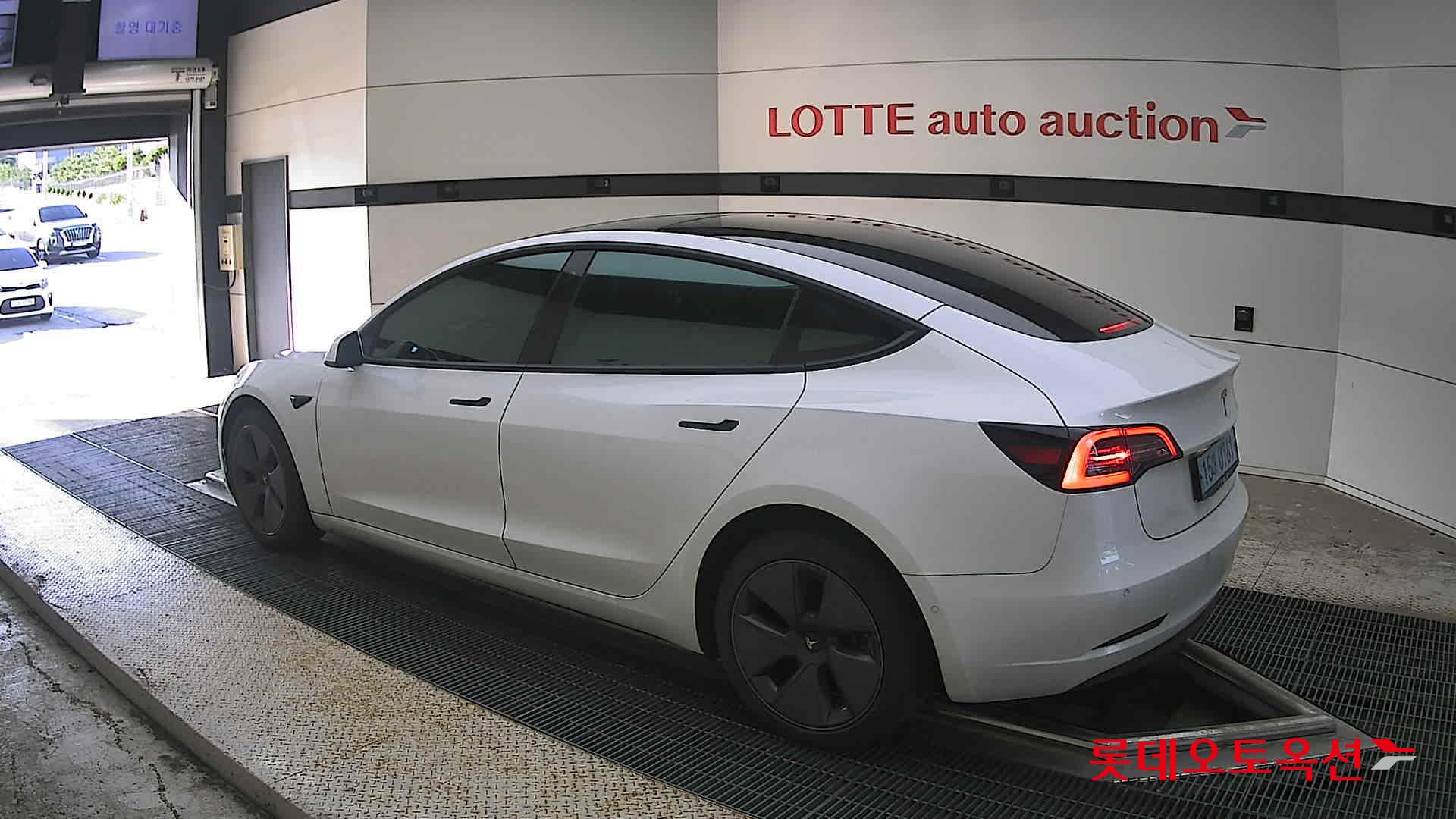 2022 - tesla model 3