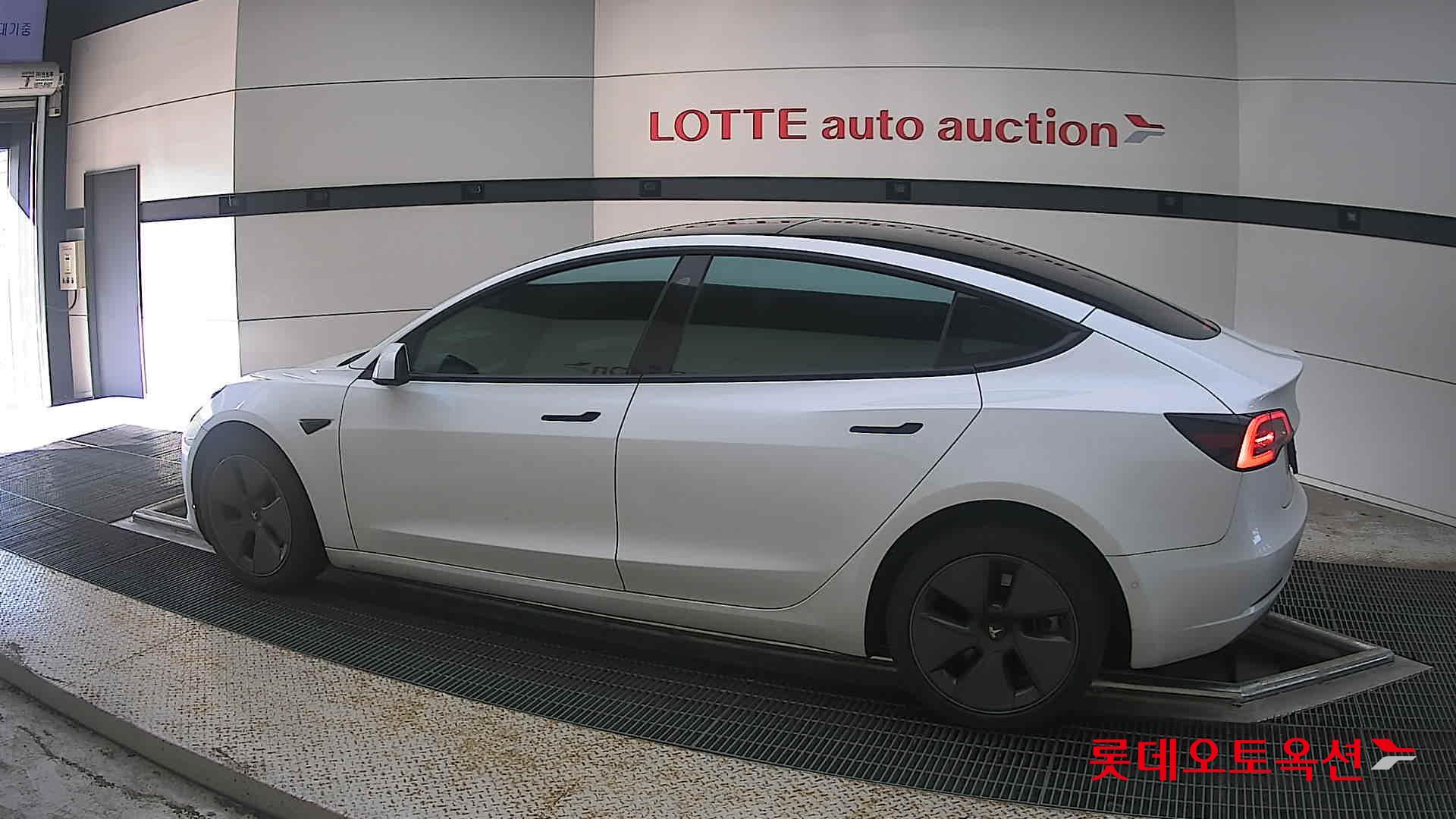 2022 - tesla model 3