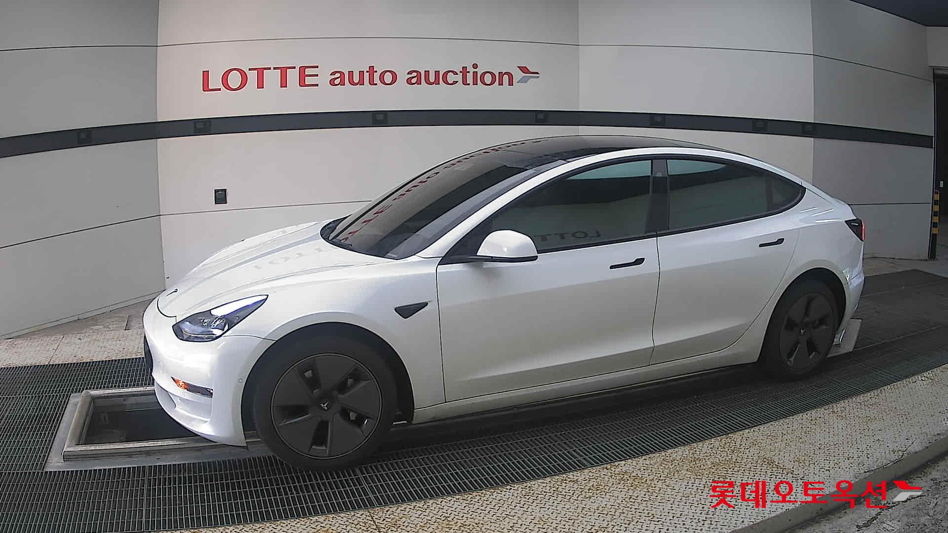 2022 - tesla model 3
