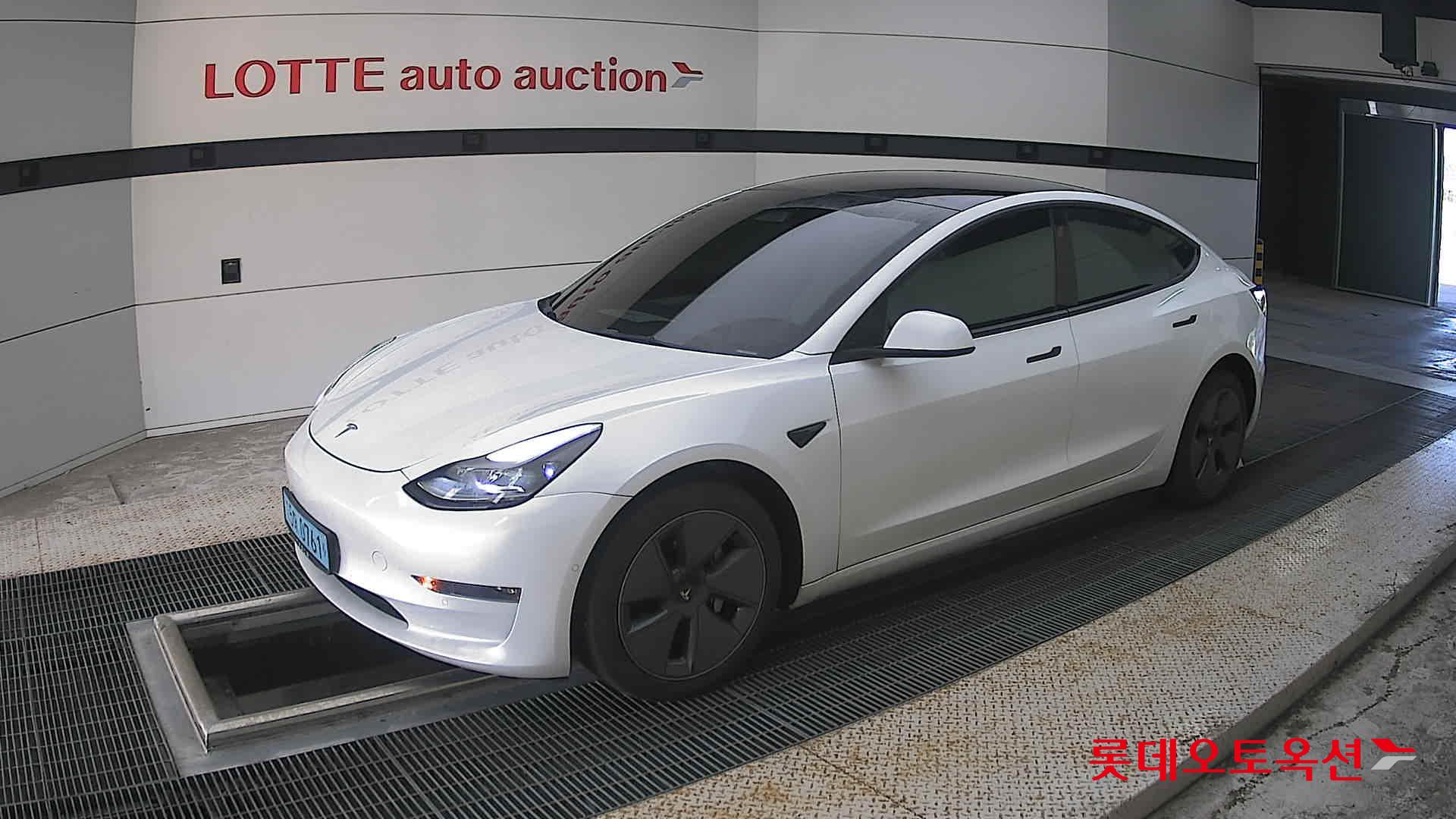 2022 - tesla model 3