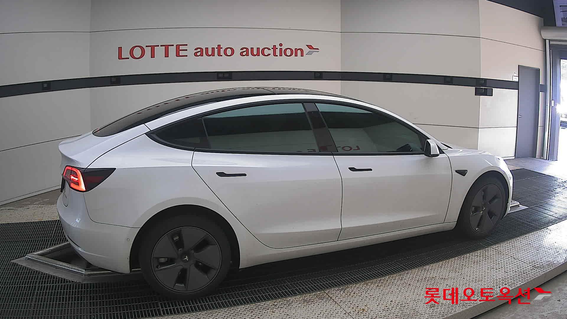 2022 - tesla model 3