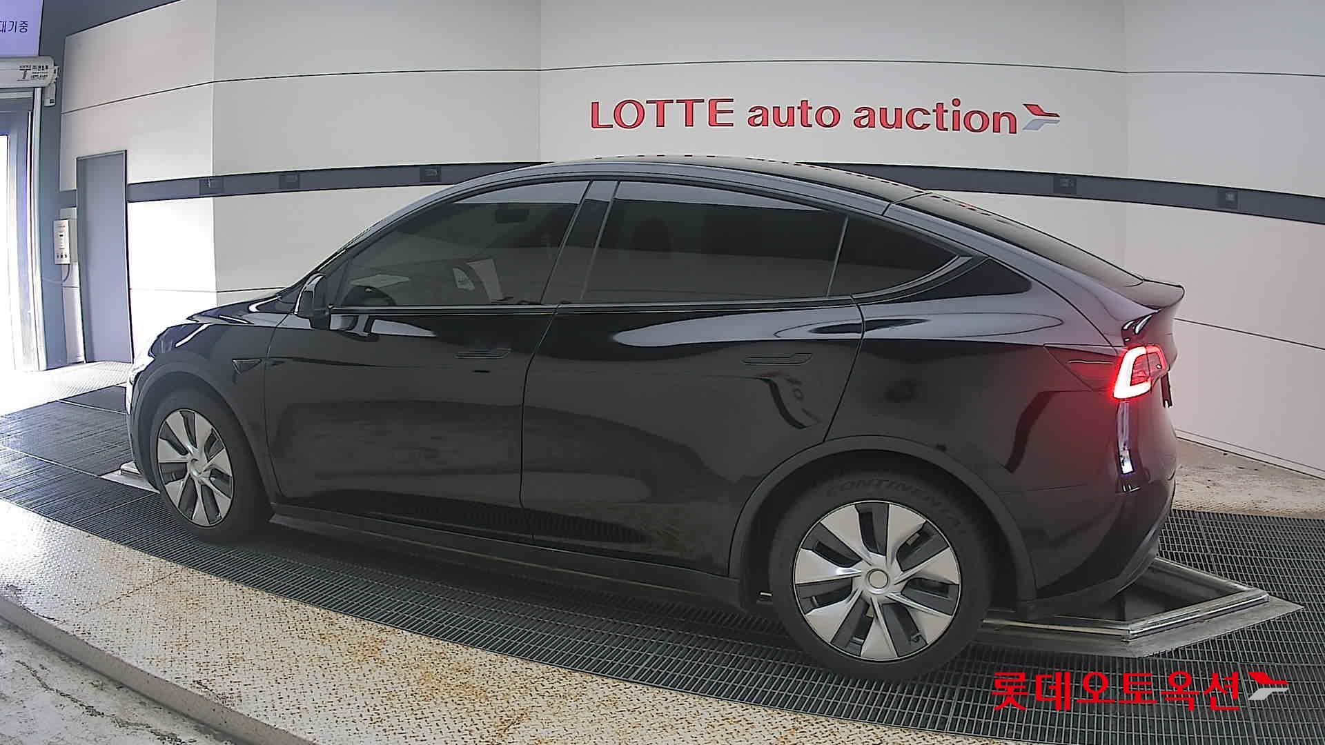 2021 - tesla model y