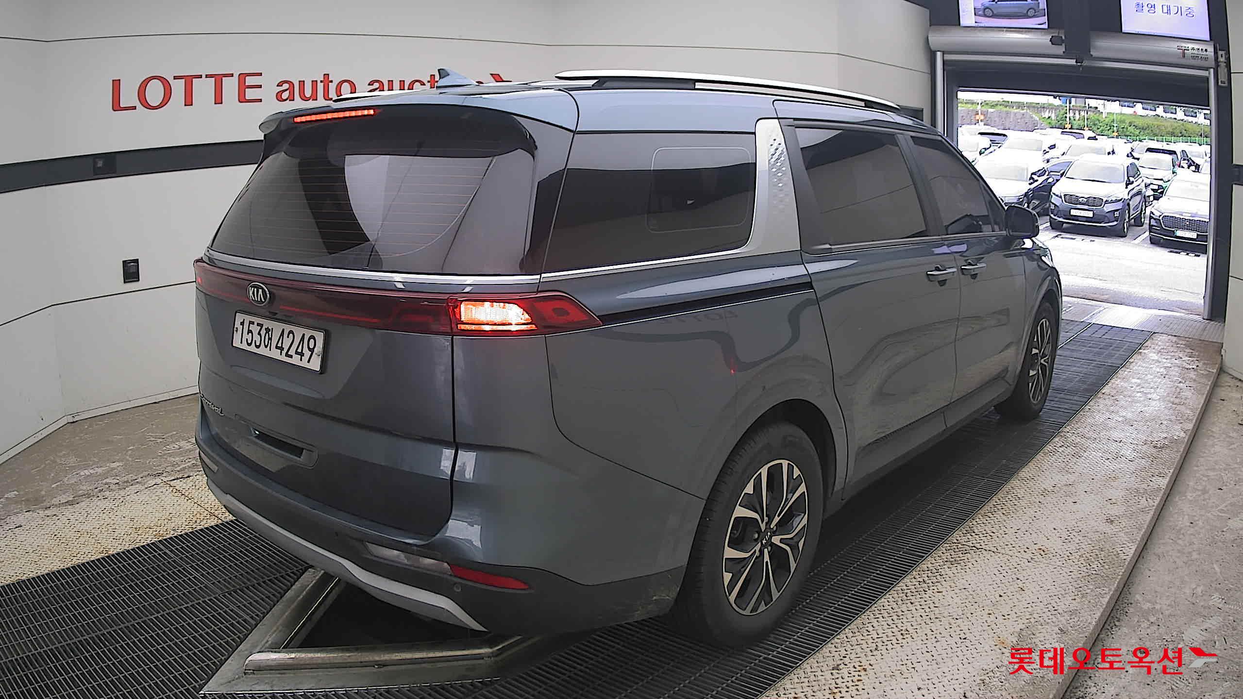 2021 - kia carnival