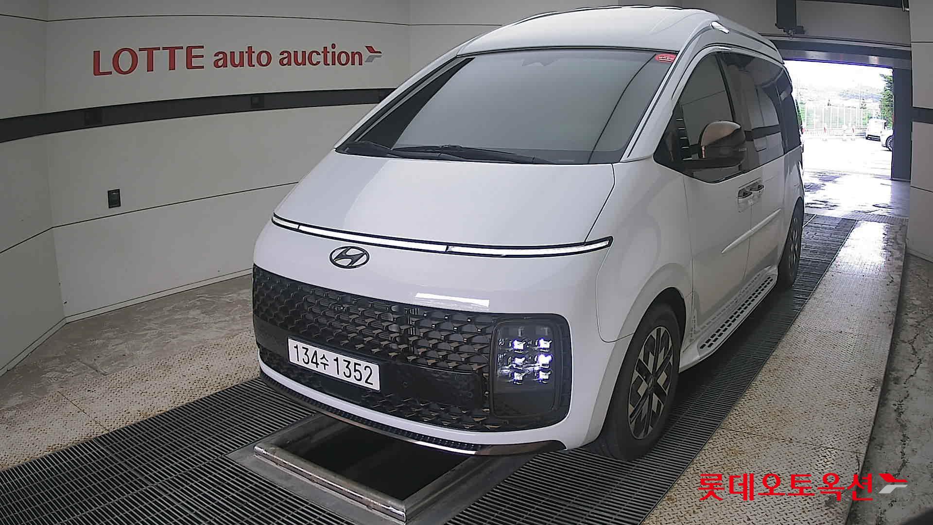 2023 - hyundai staria