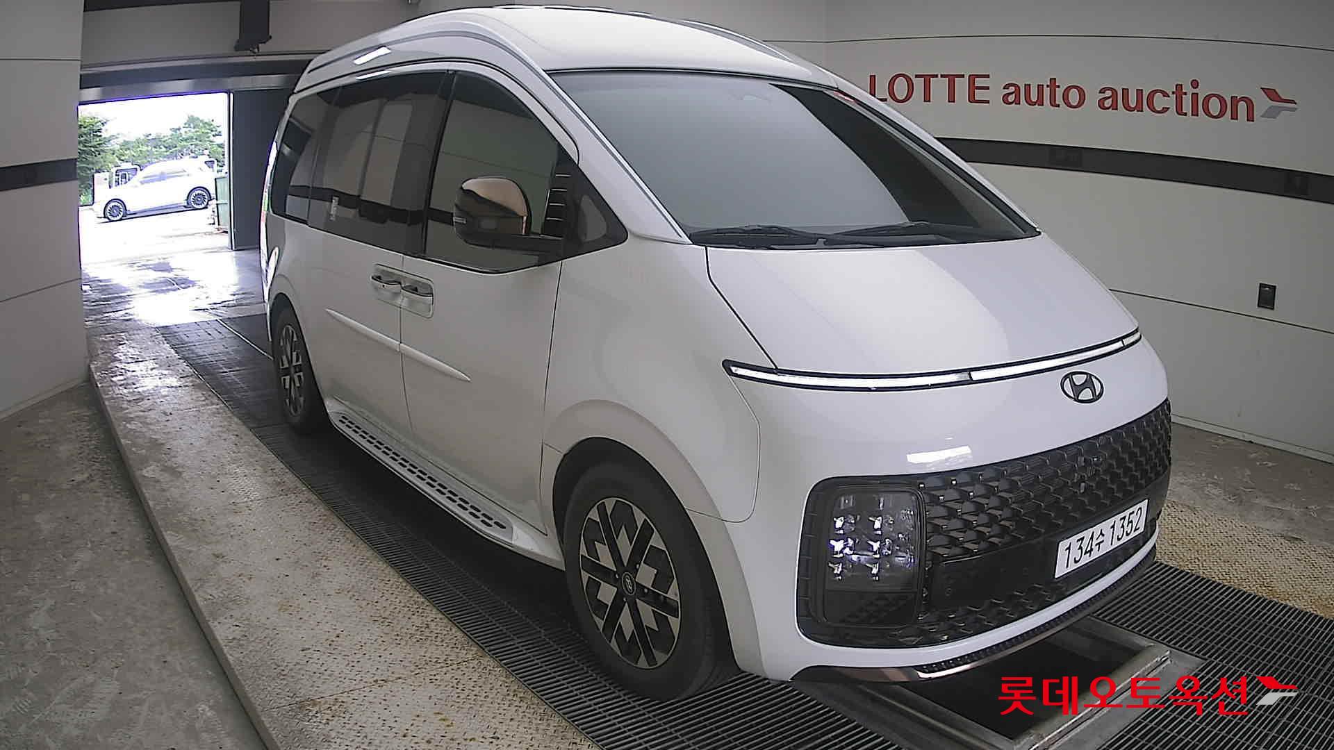 2023 - hyundai staria