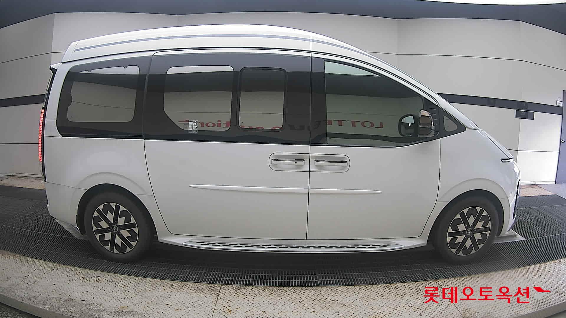 2023 - hyundai staria