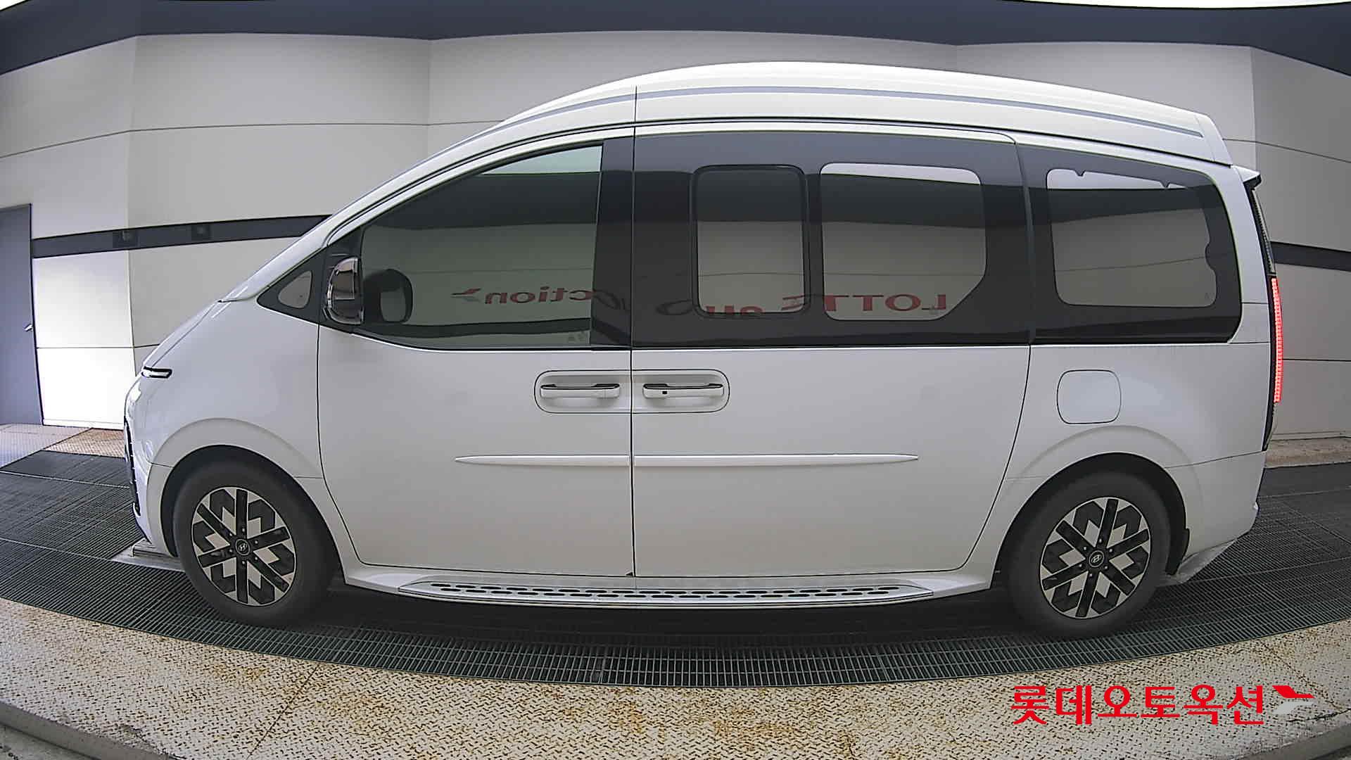 2023 - hyundai staria