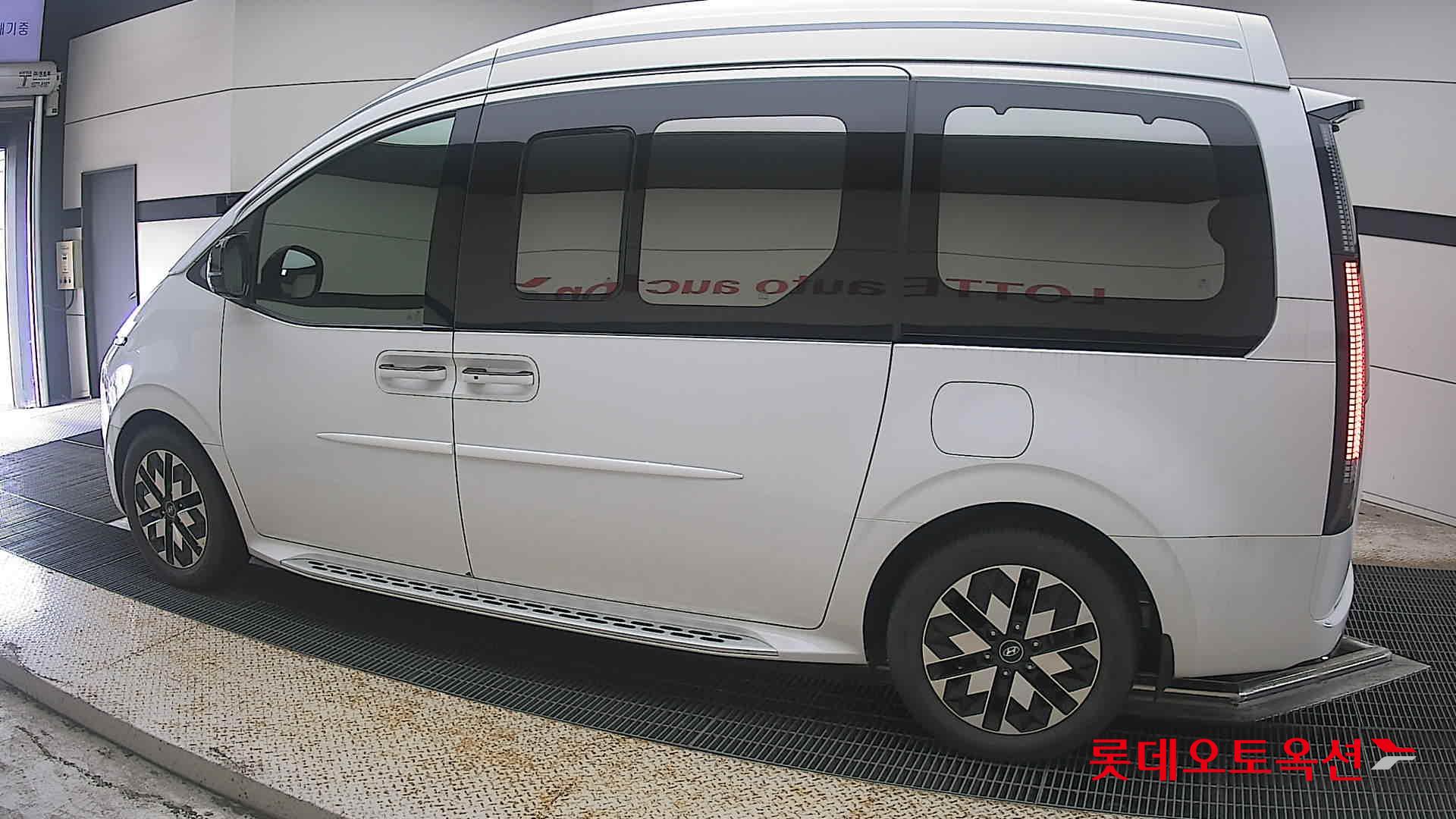 2023 - hyundai staria