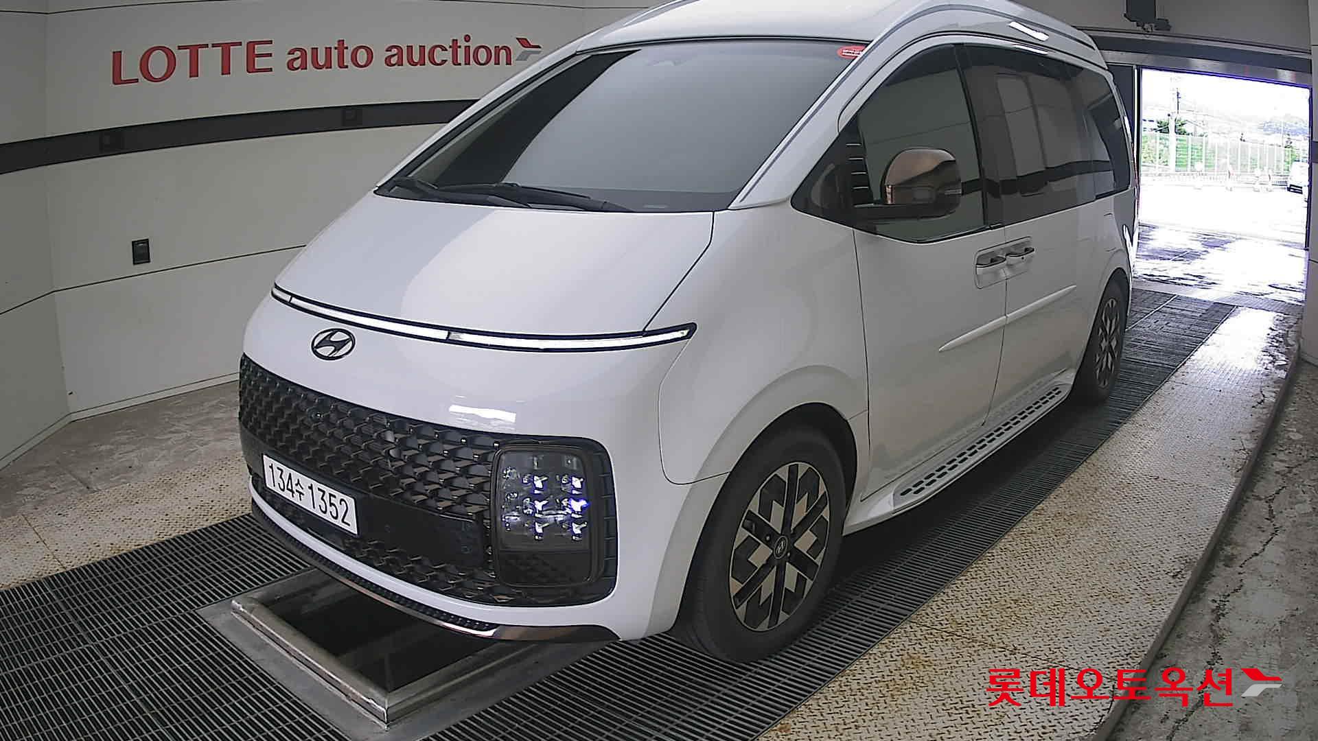 2023 - hyundai staria