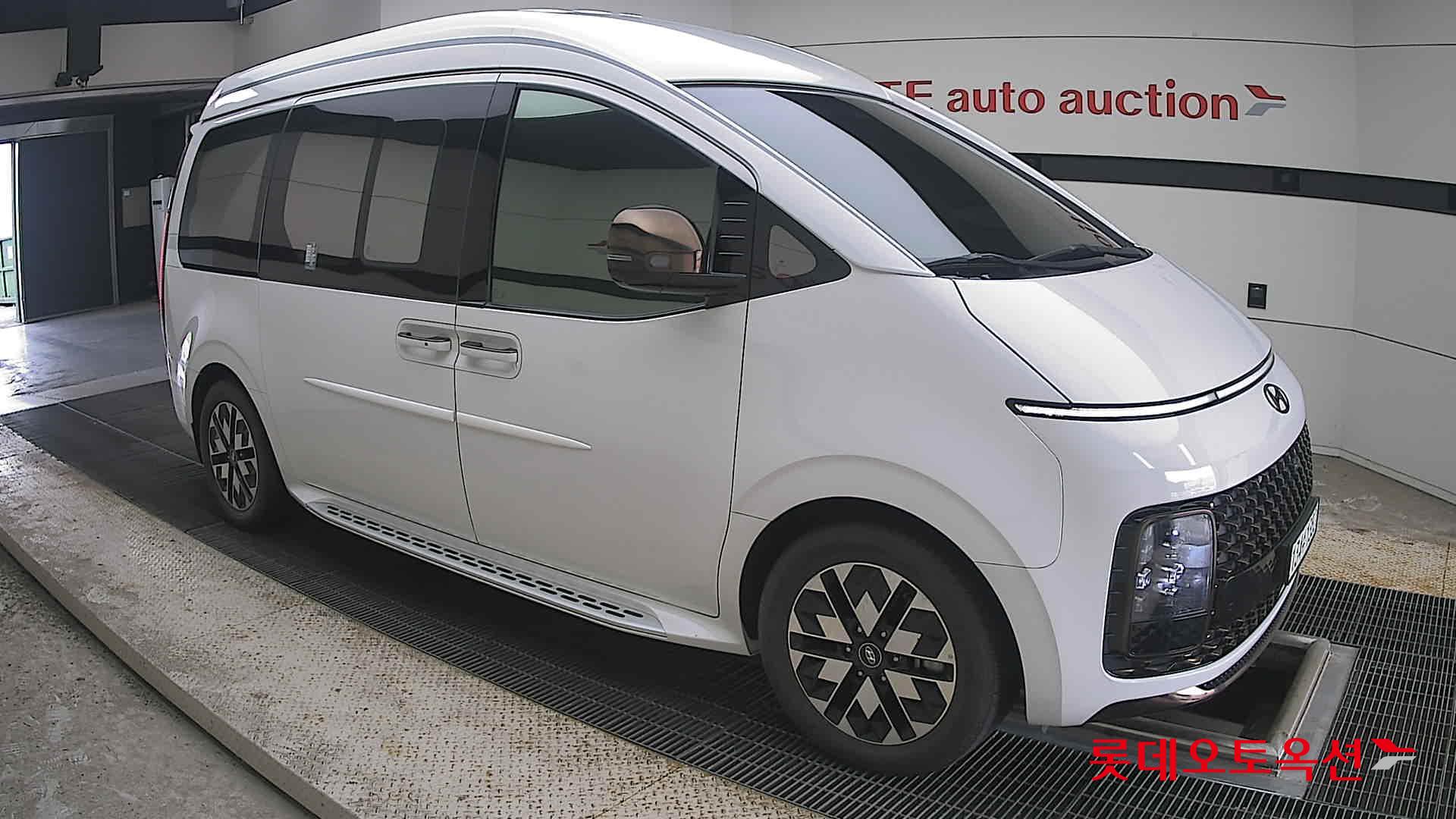 2023 - hyundai staria