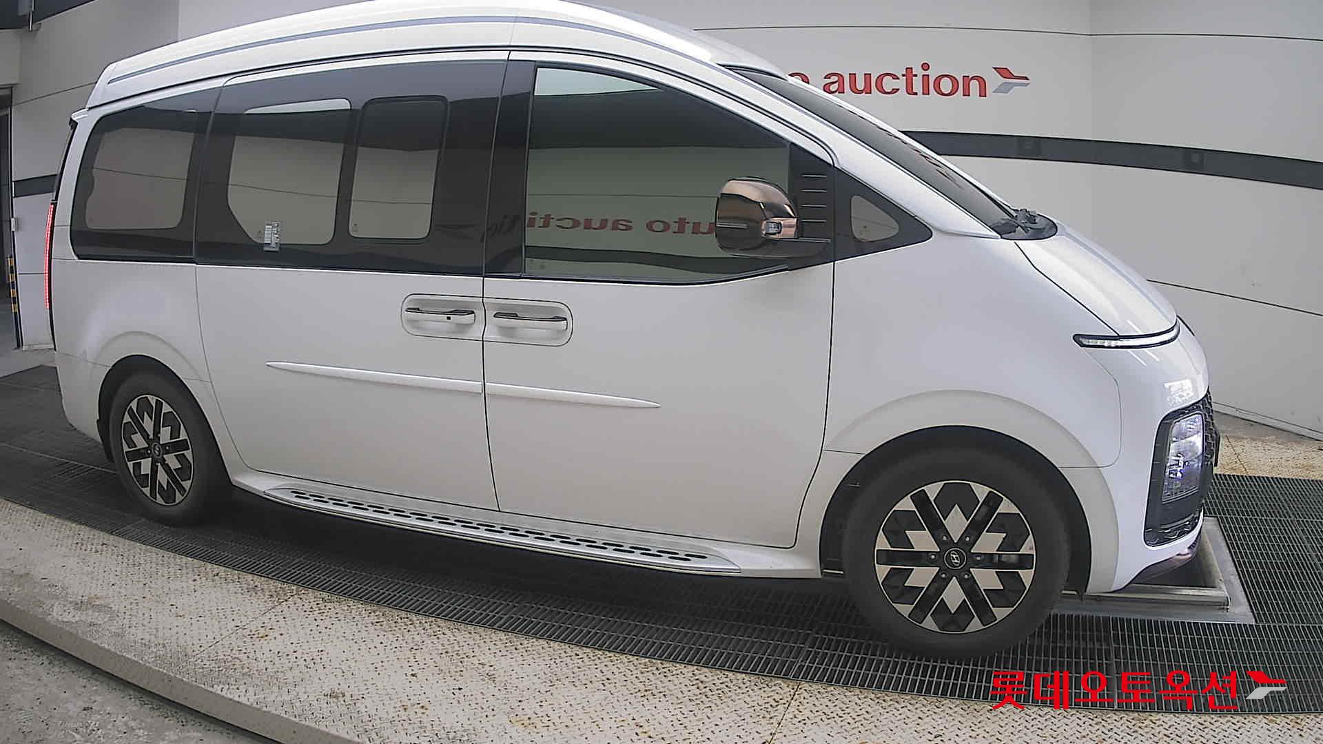 2023 - hyundai staria
