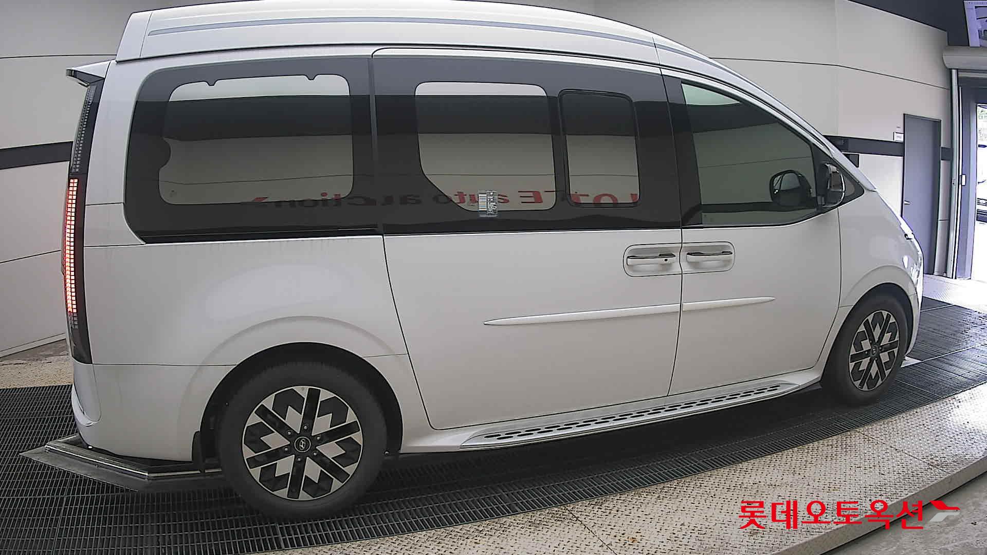 2023 - hyundai staria