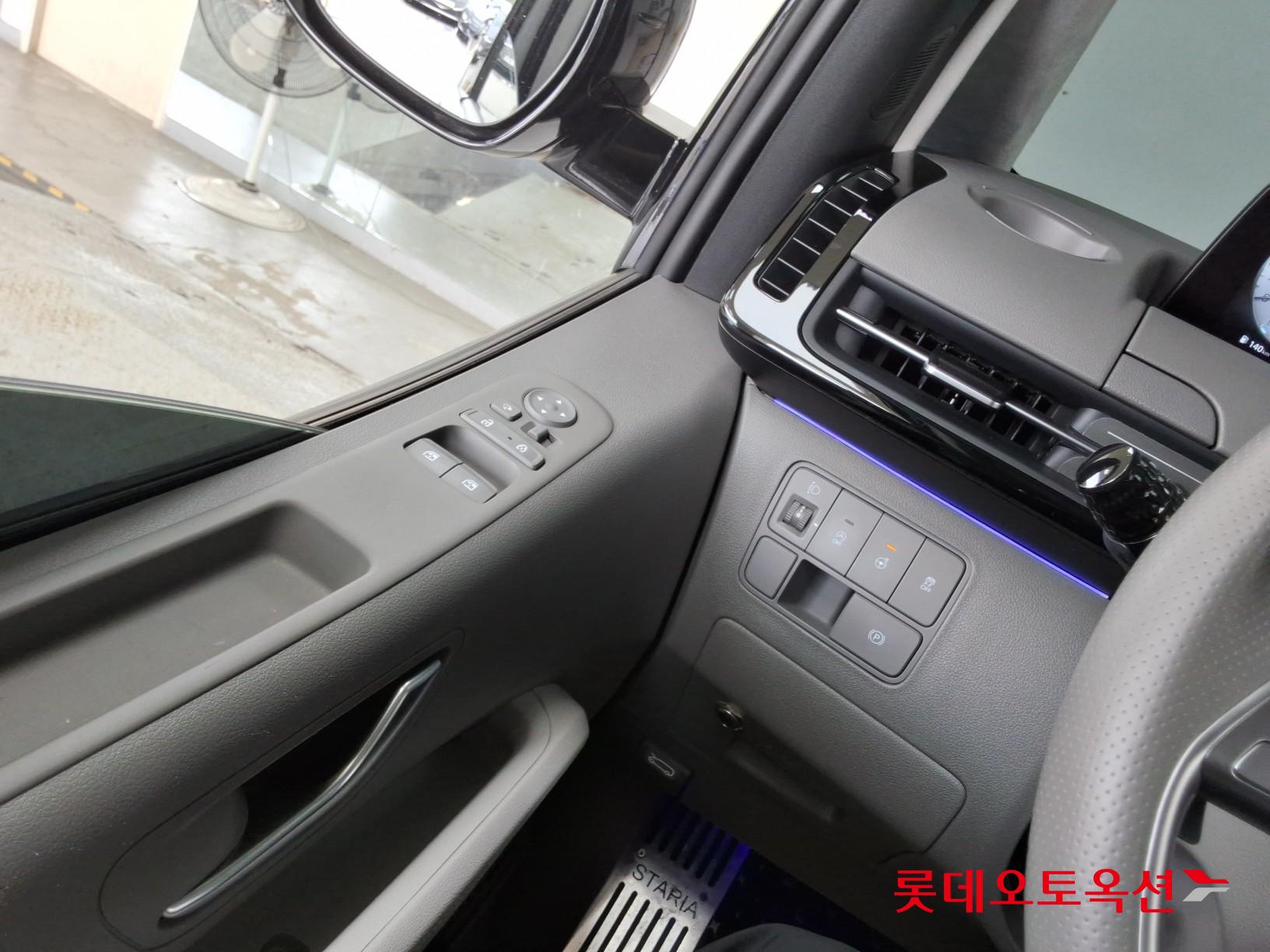 2023 - hyundai staria