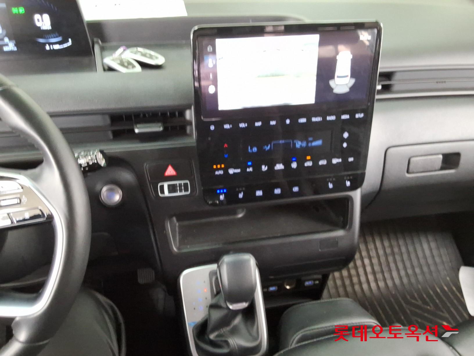 2022 - hyundai staria