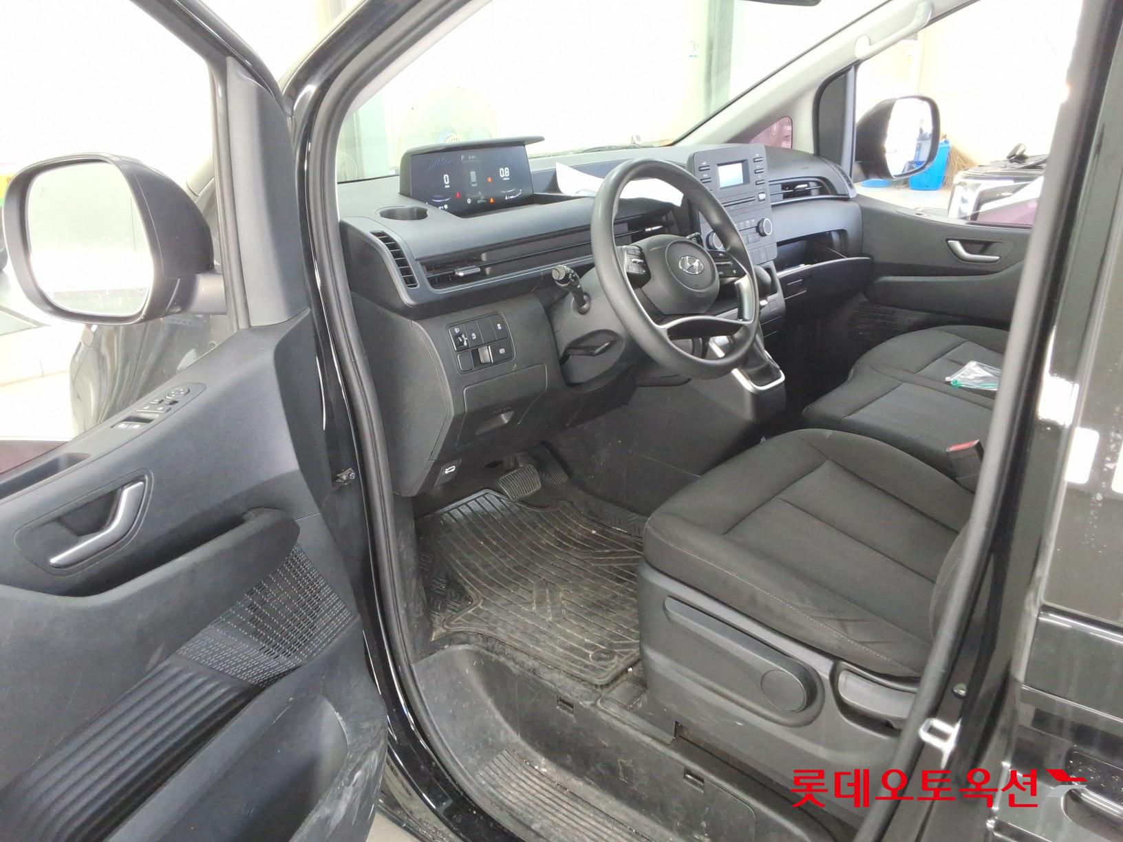 2022 - hyundai staria