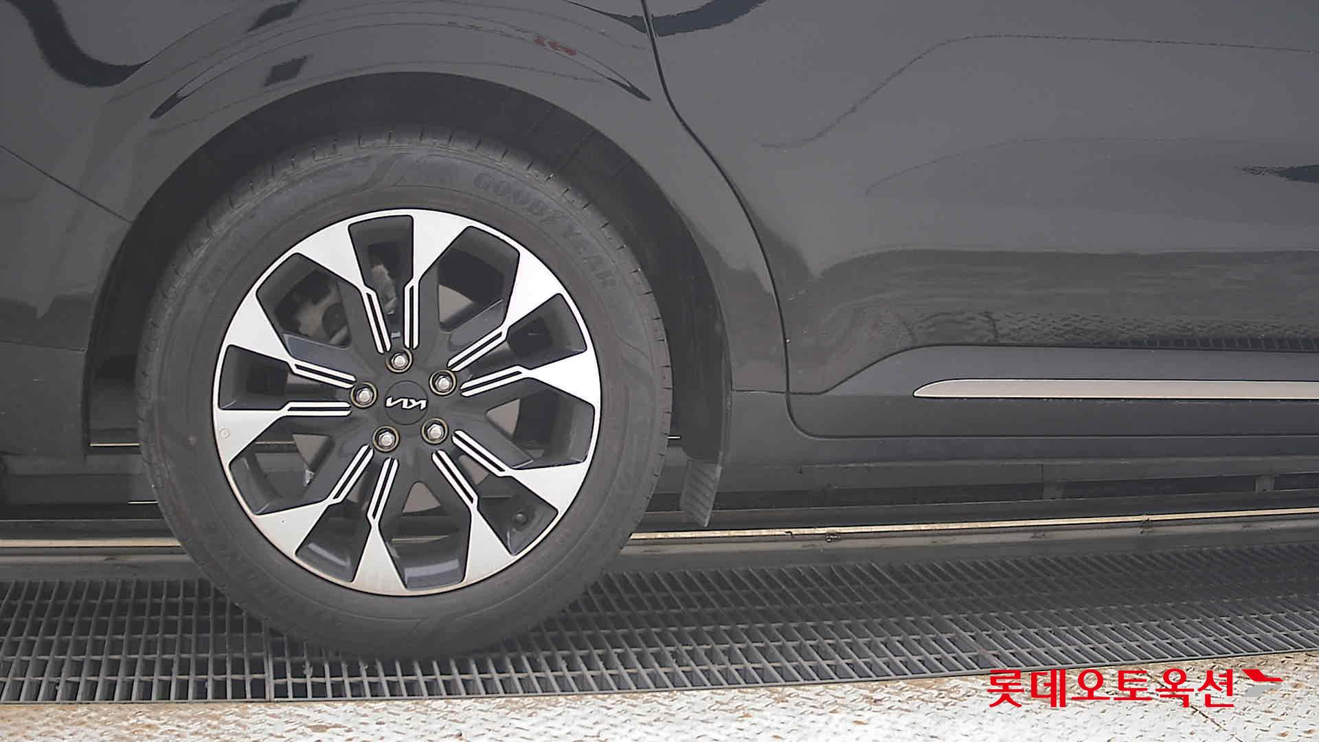 2023 - kia carnival