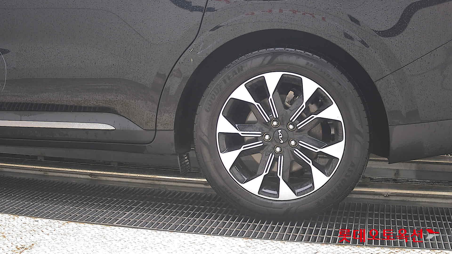 2023 - kia carnival