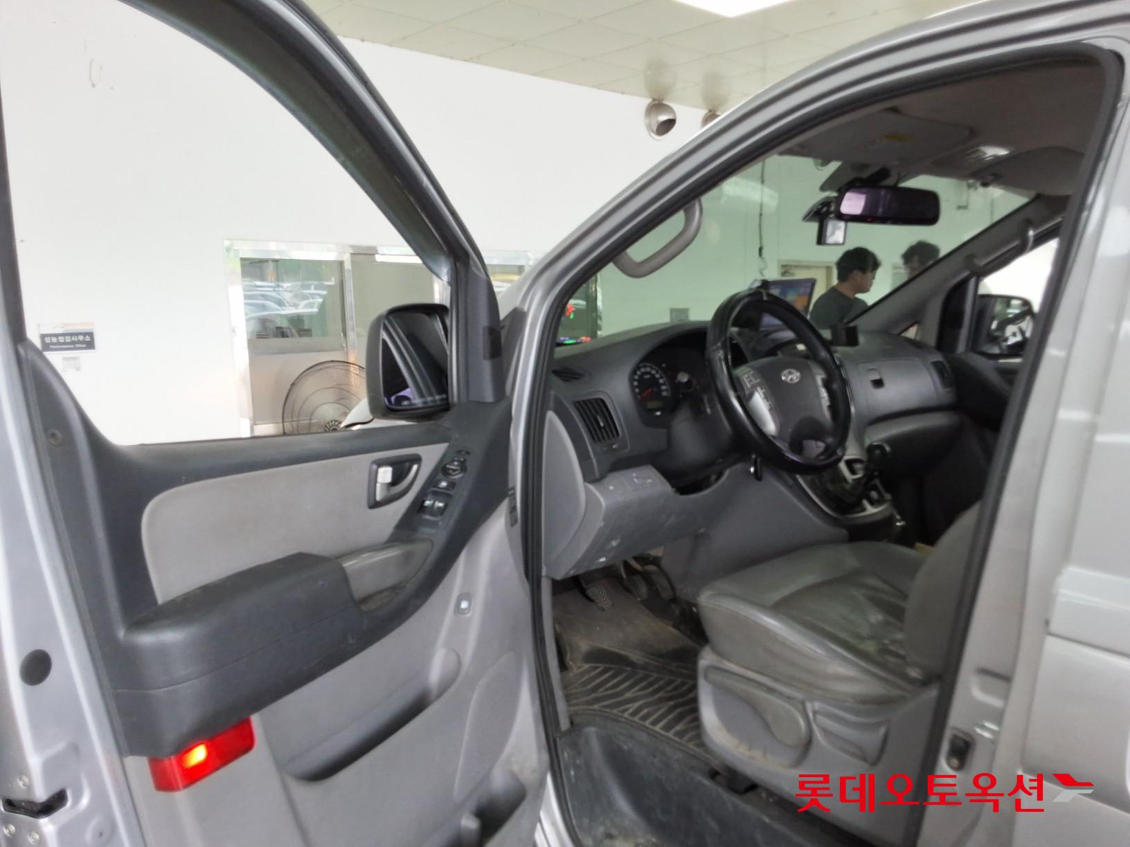 2012 - hyundai grand starex