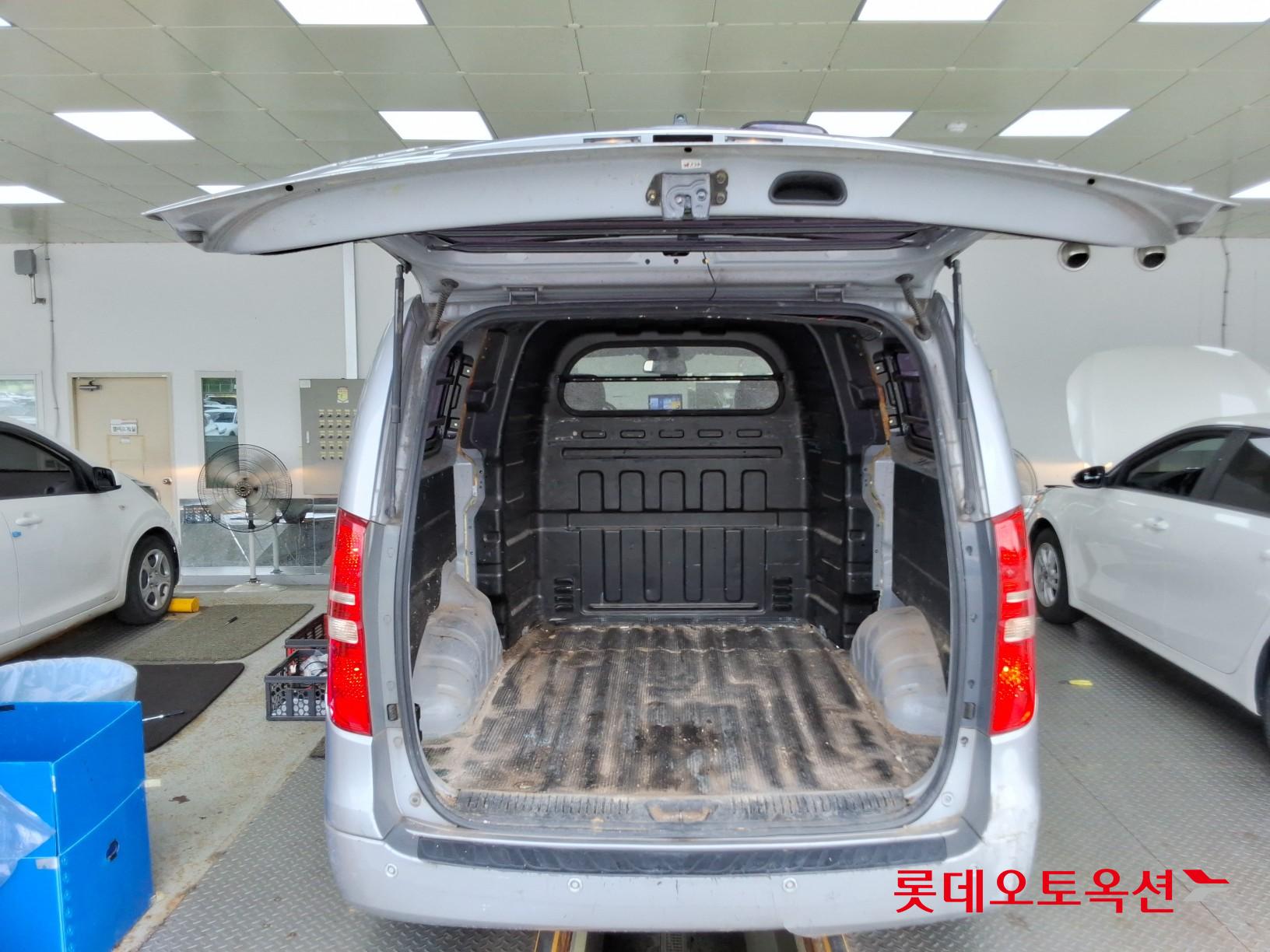 2012 - hyundai grand starex