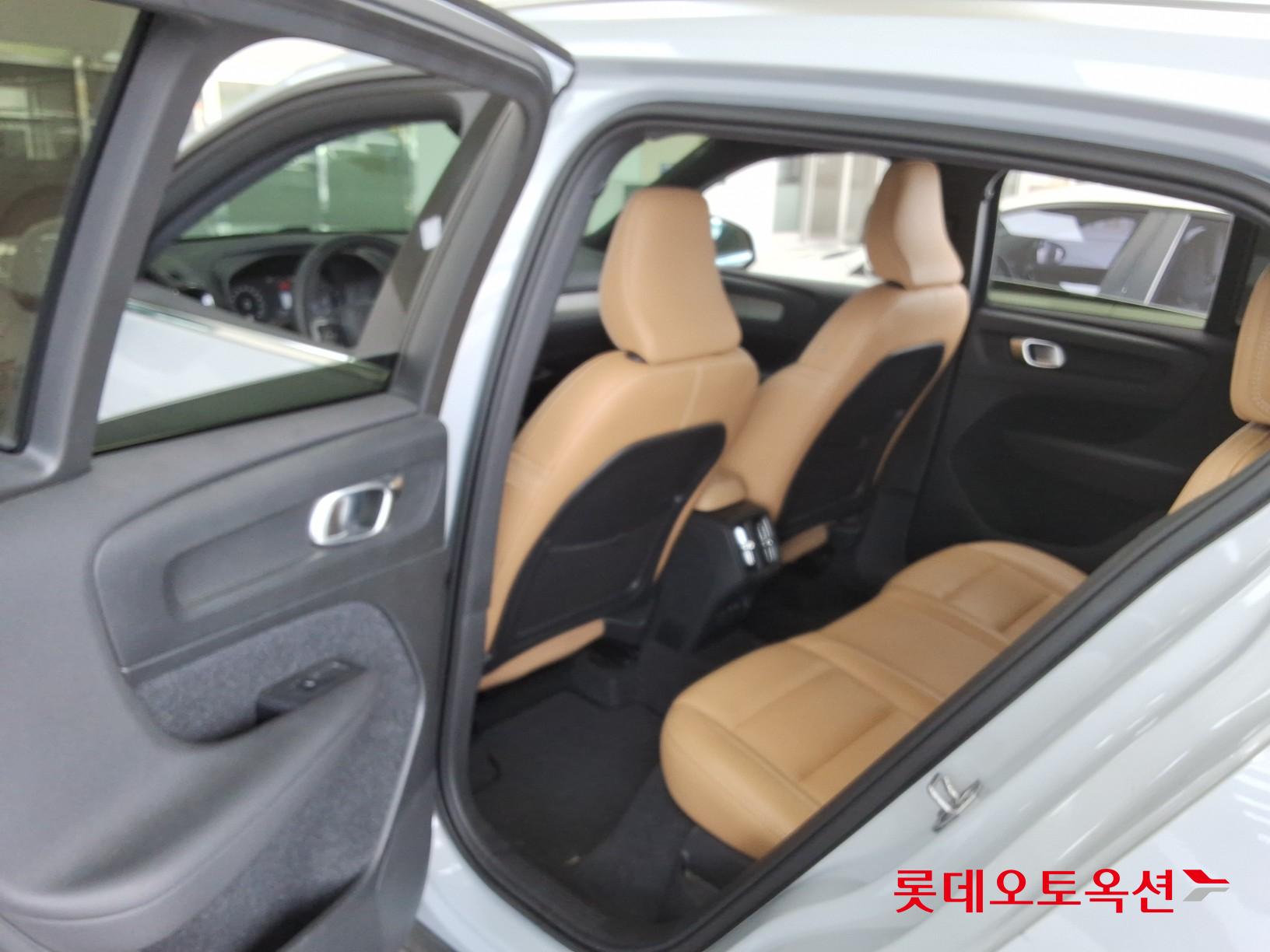 2021 - volvo xc40