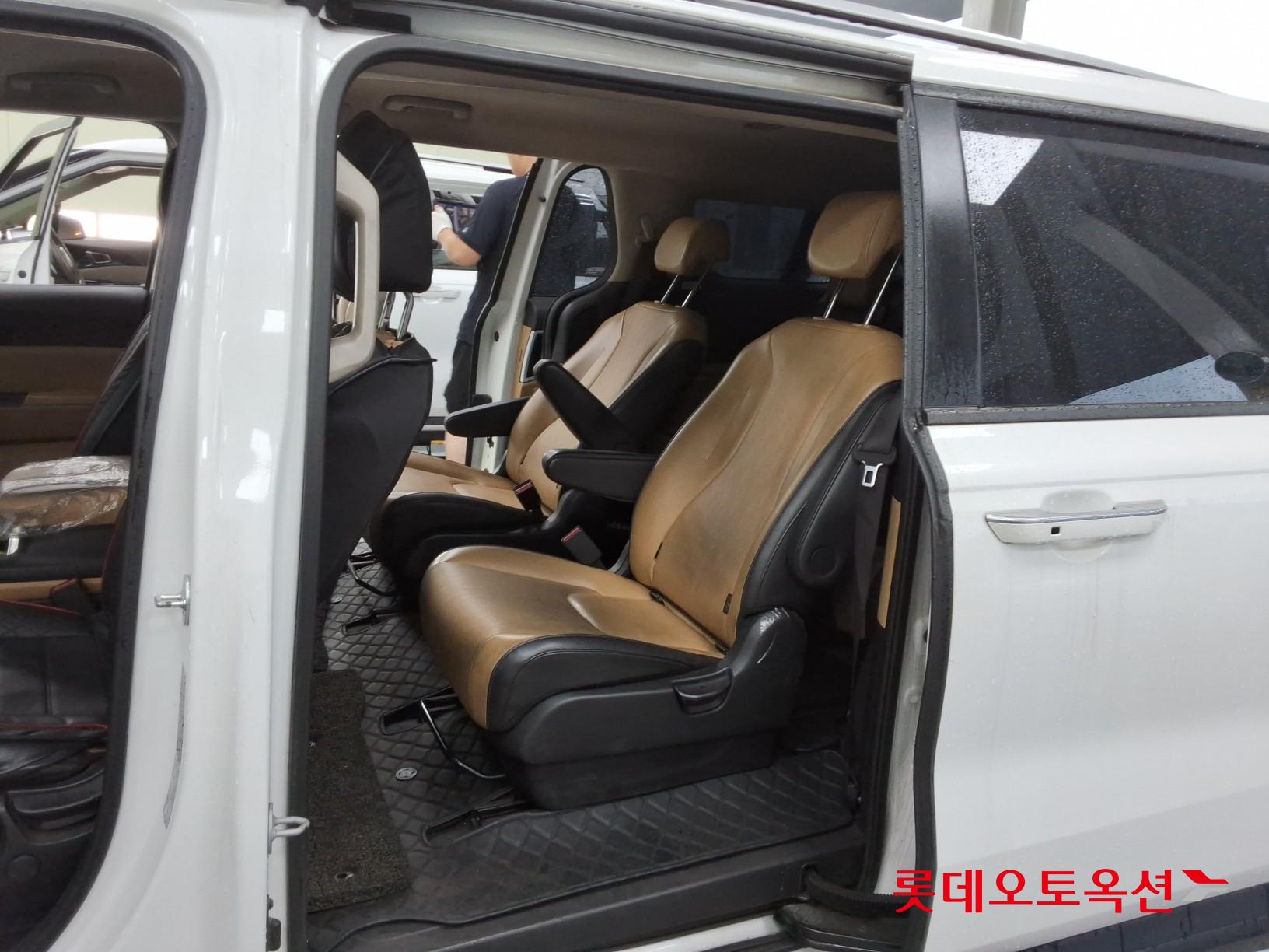 2023 - kia carnival