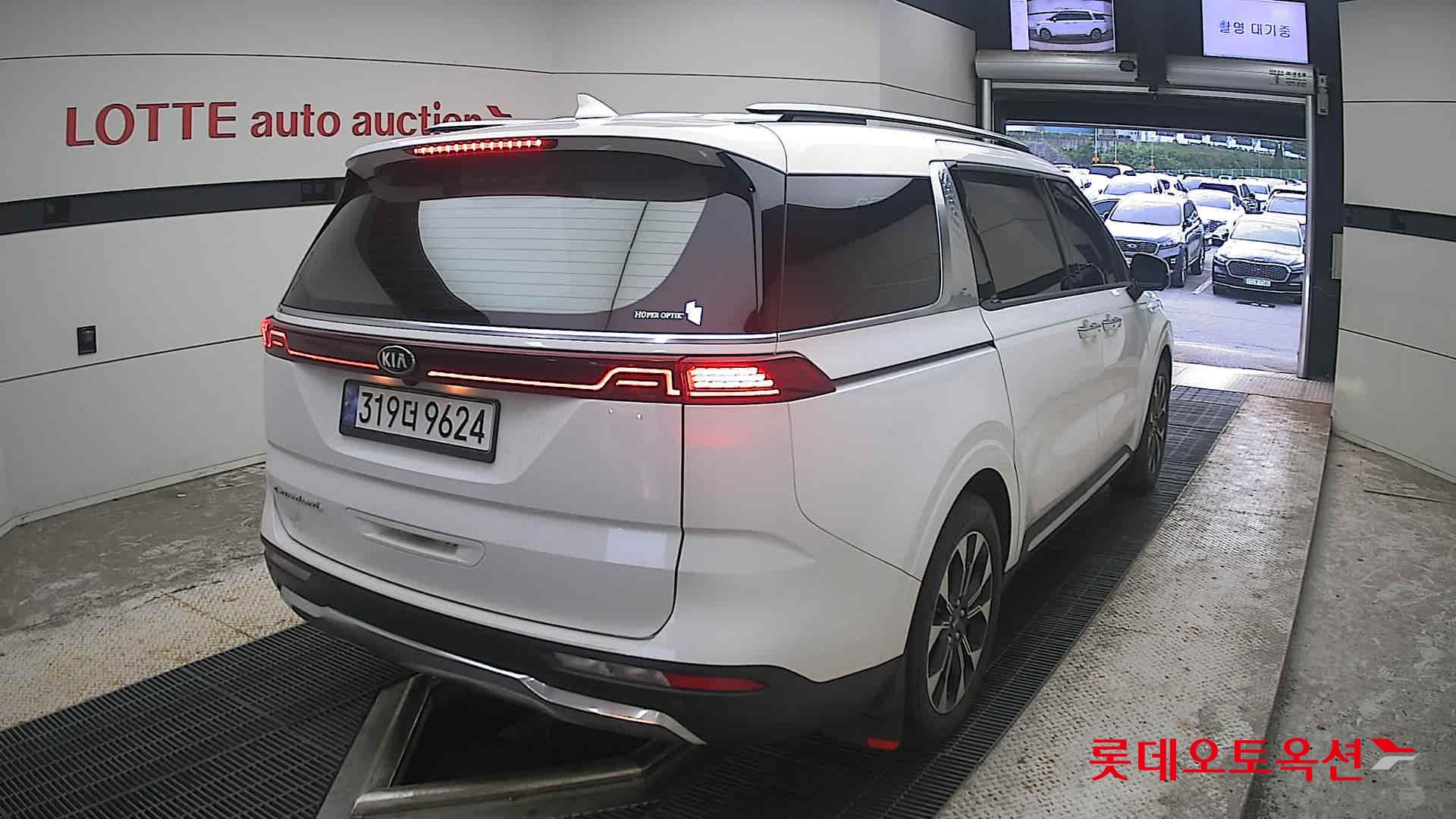 2021 - kia carnival