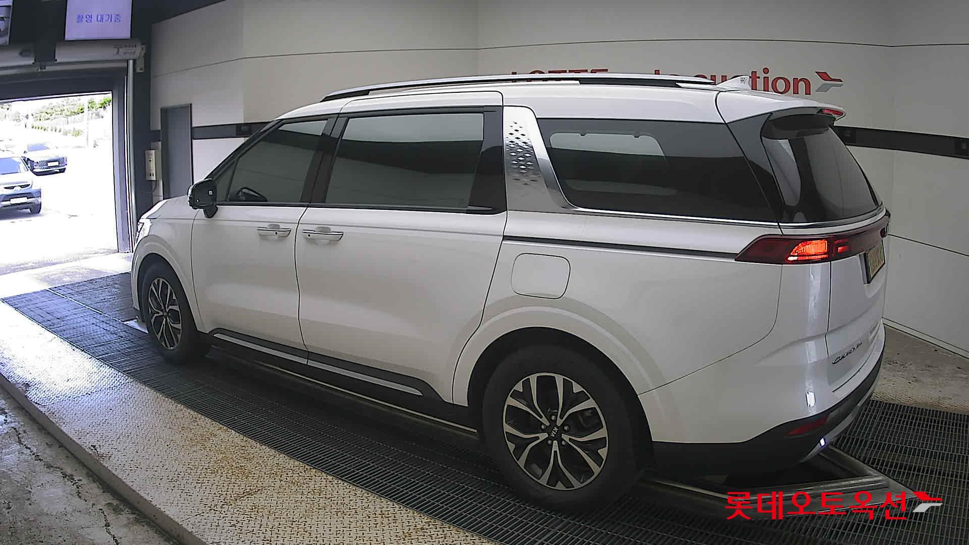2021 - kia carnival