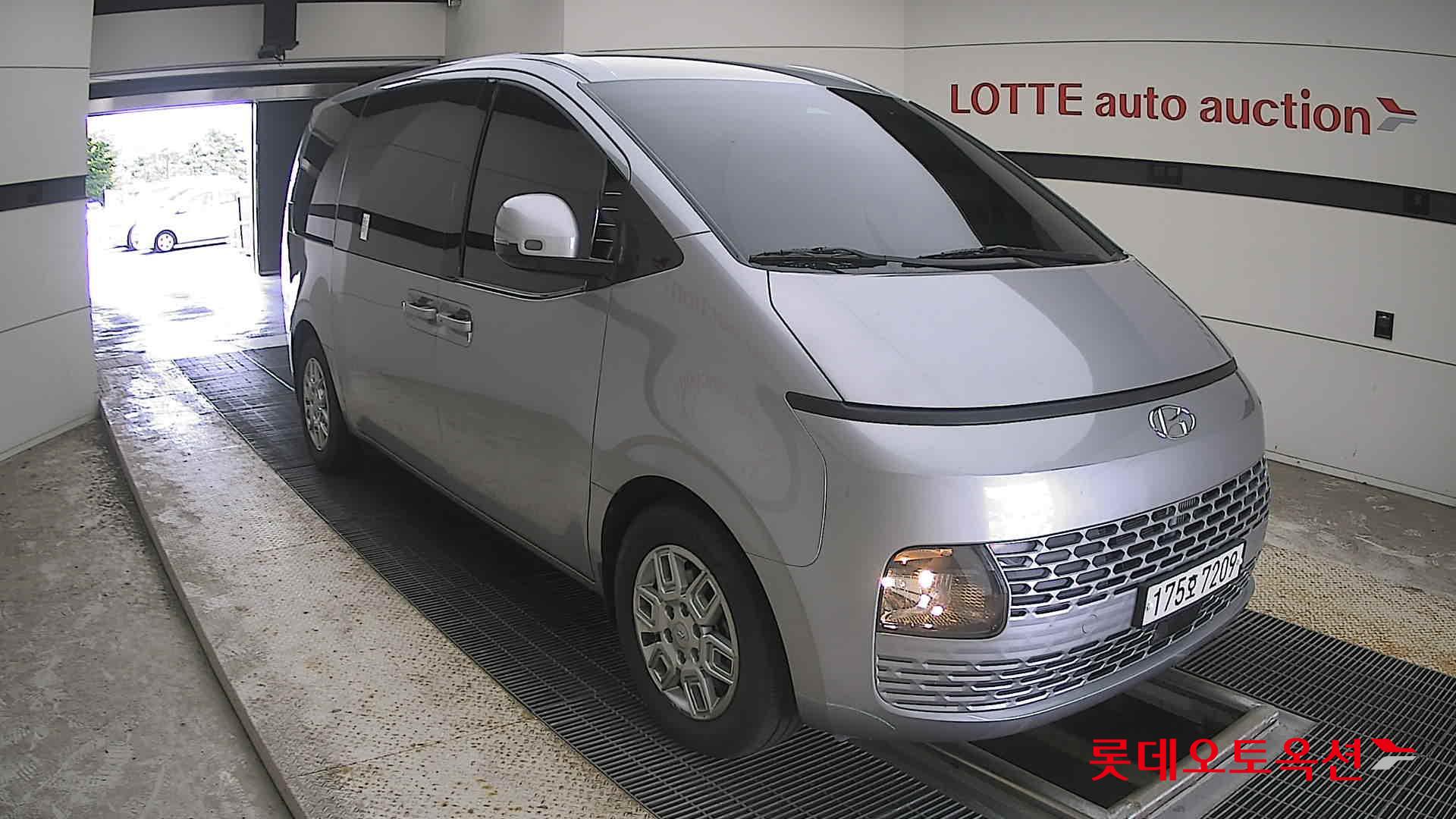 هيونداي ستاريا 2023 AT