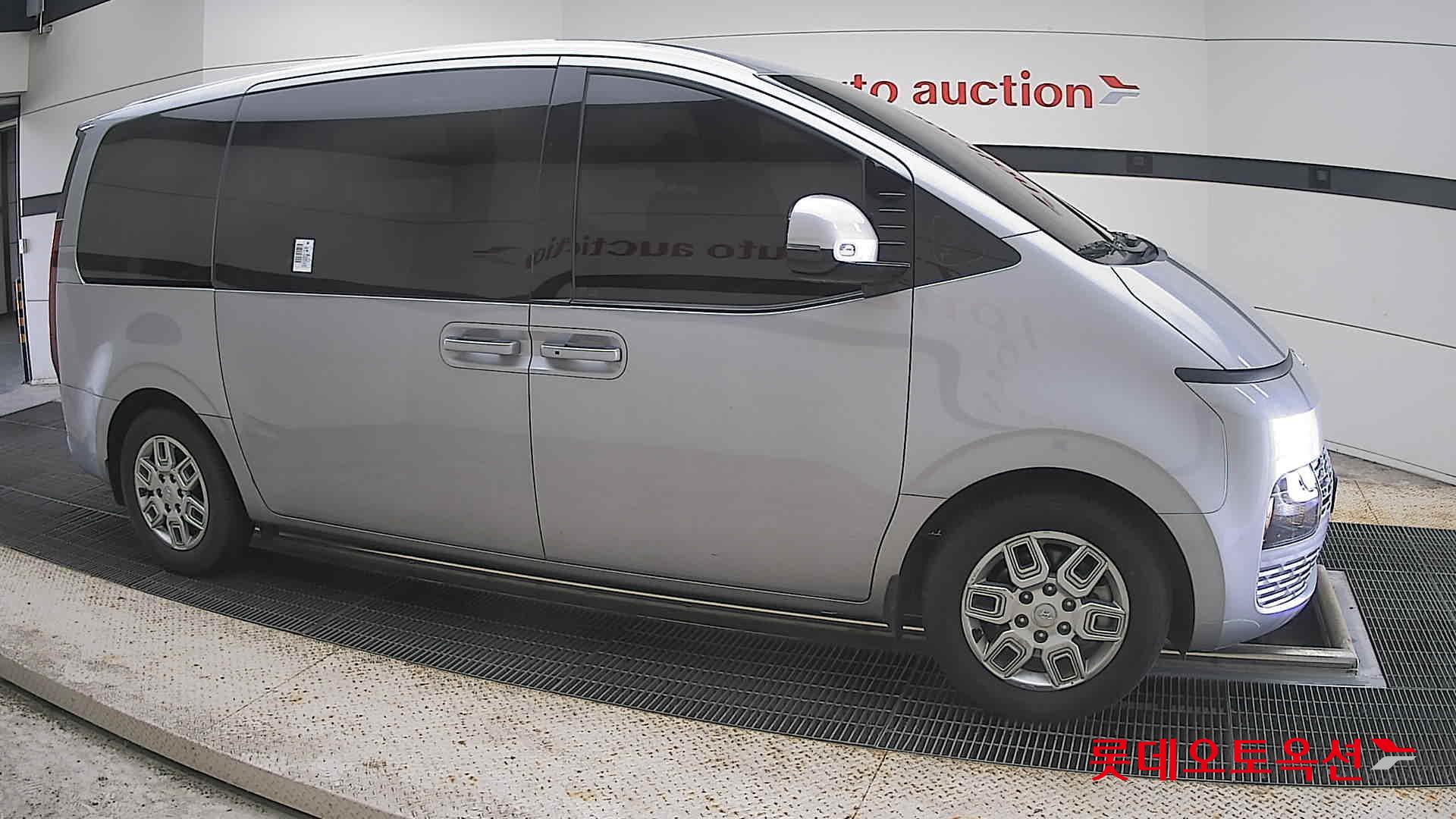 هيونداي ستاريا 2023 AT