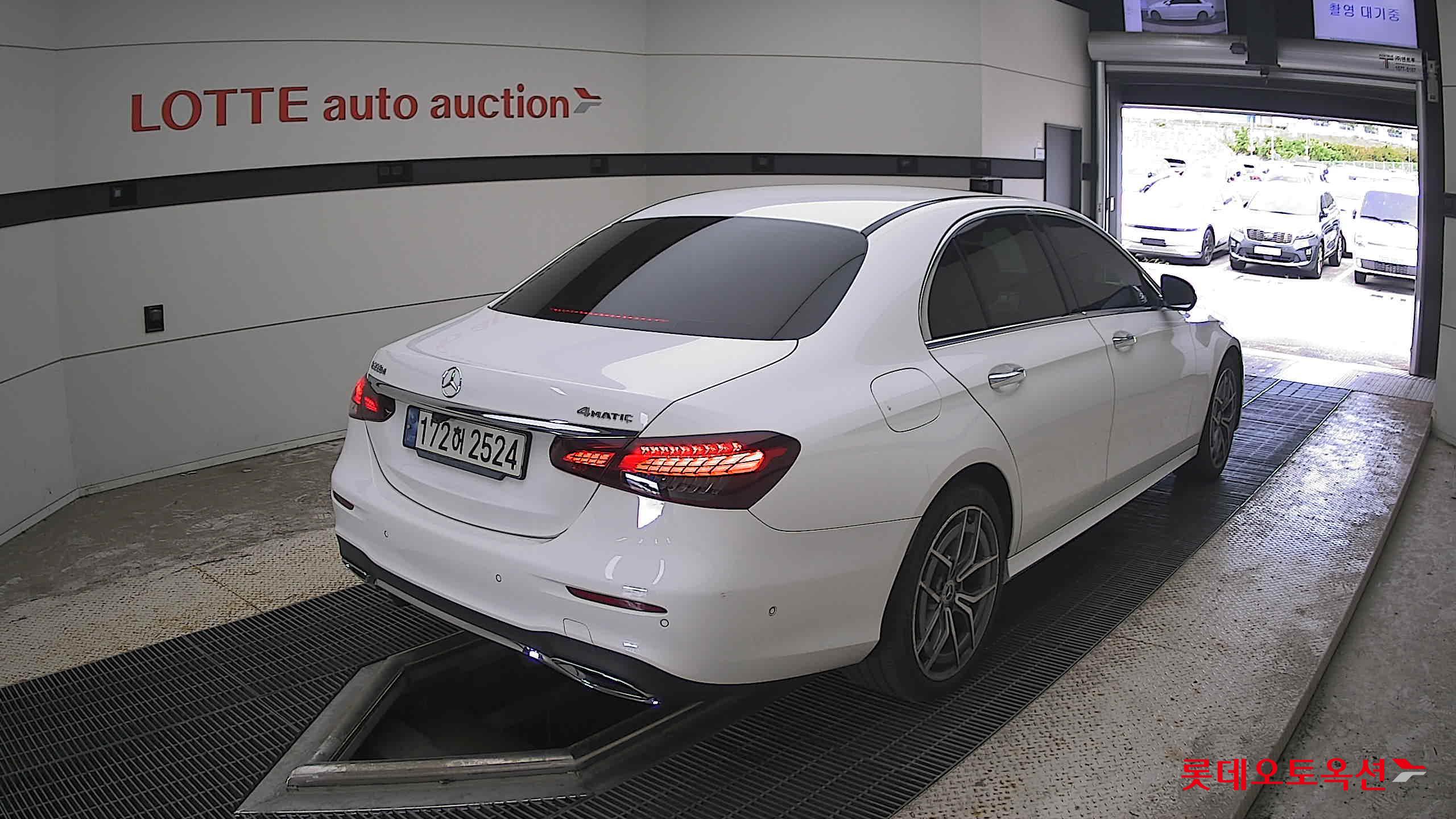 مرسيدس بنز E220 2022 4M LINE