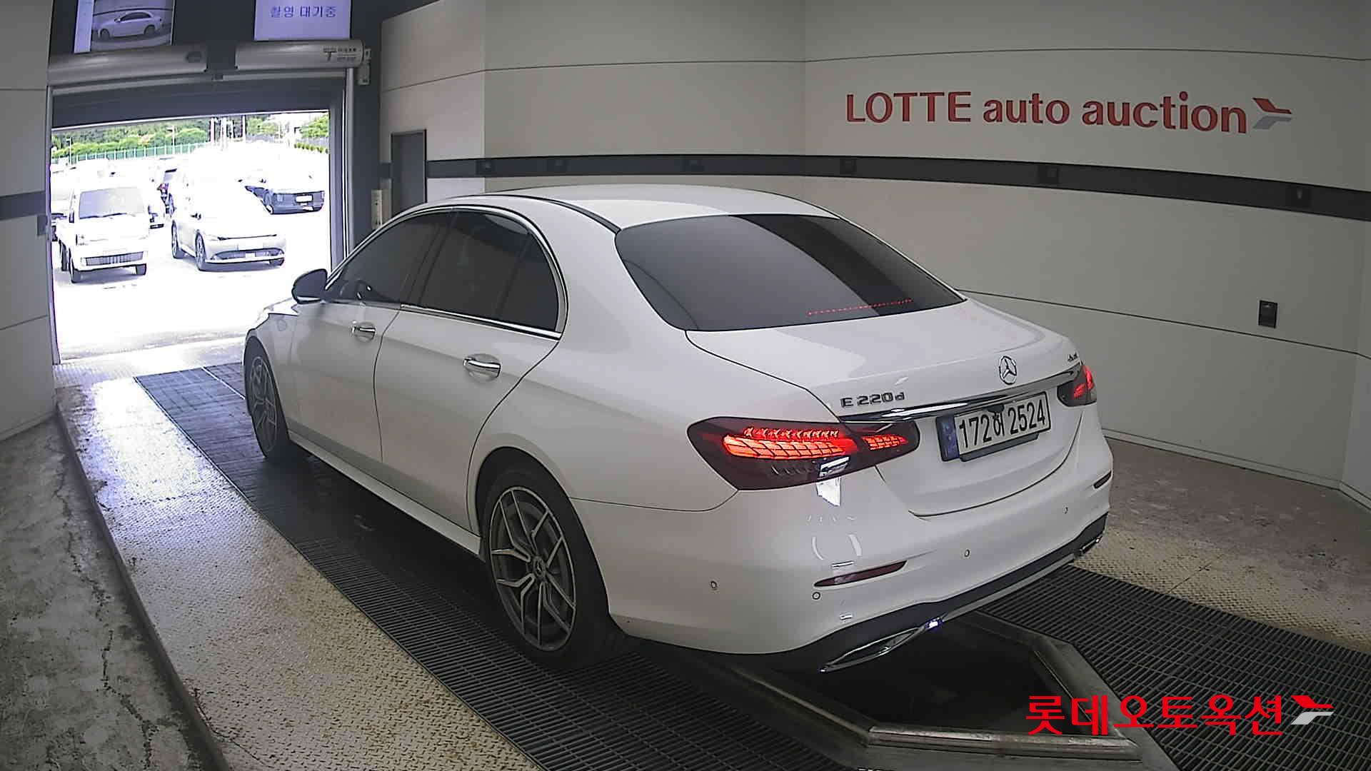 مرسيدس بنز E220 2022 4M LINE