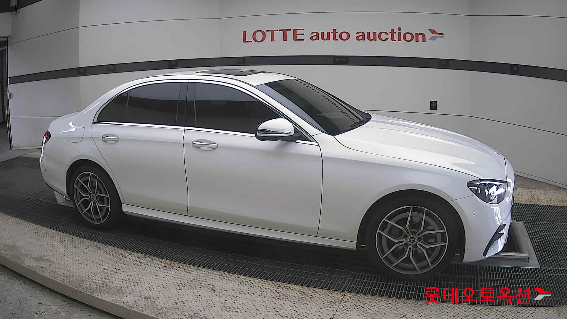 مرسيدس بنز E220 2022 4M LINE
