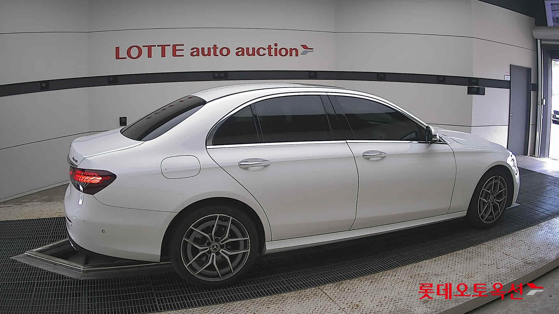 مرسيدس بنز E220 2022 4M LINE