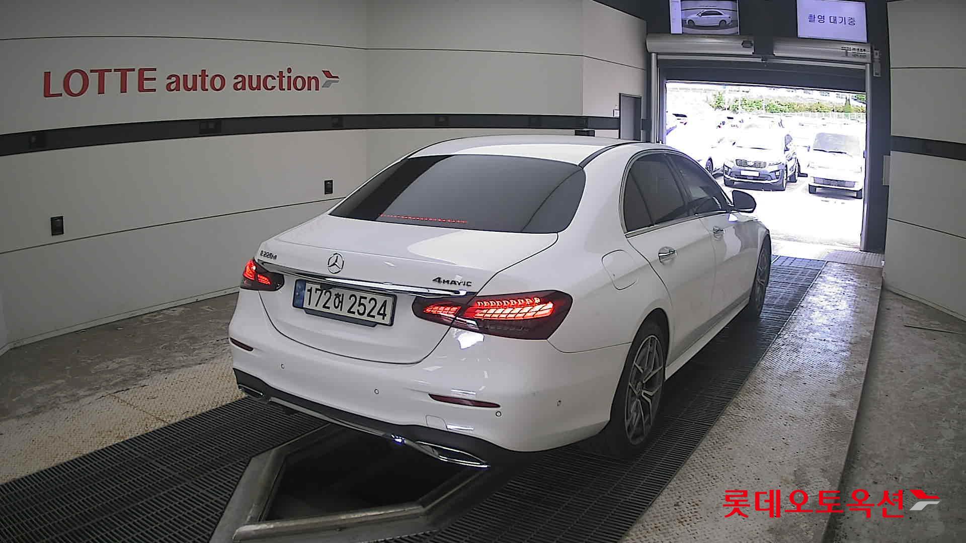 مرسيدس بنز E220 2022 4M LINE