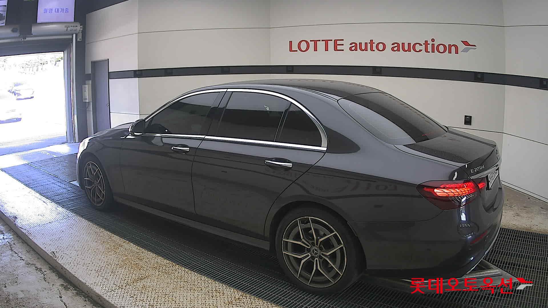 مرسيدس بنز E220 2022 4M LINE