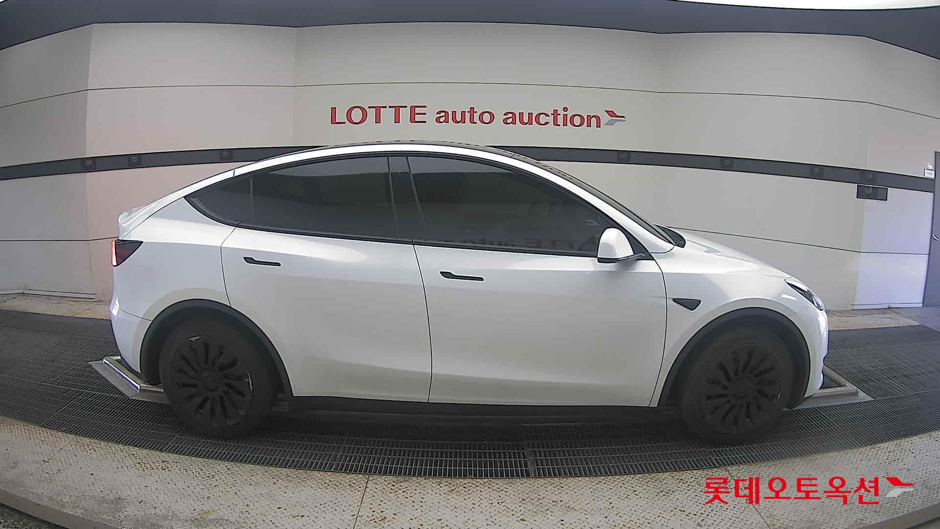 تسلا موديل Y 2023 AT